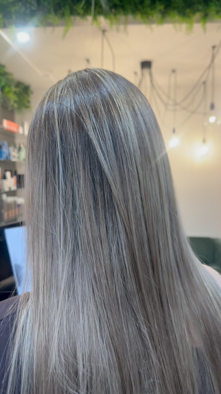 Feeling like your blonde has lost its shine this winter? ❄️ A bright blonde refresh is just what you need. ✨🤍
#glohairdressing #blonde #wella #highlights