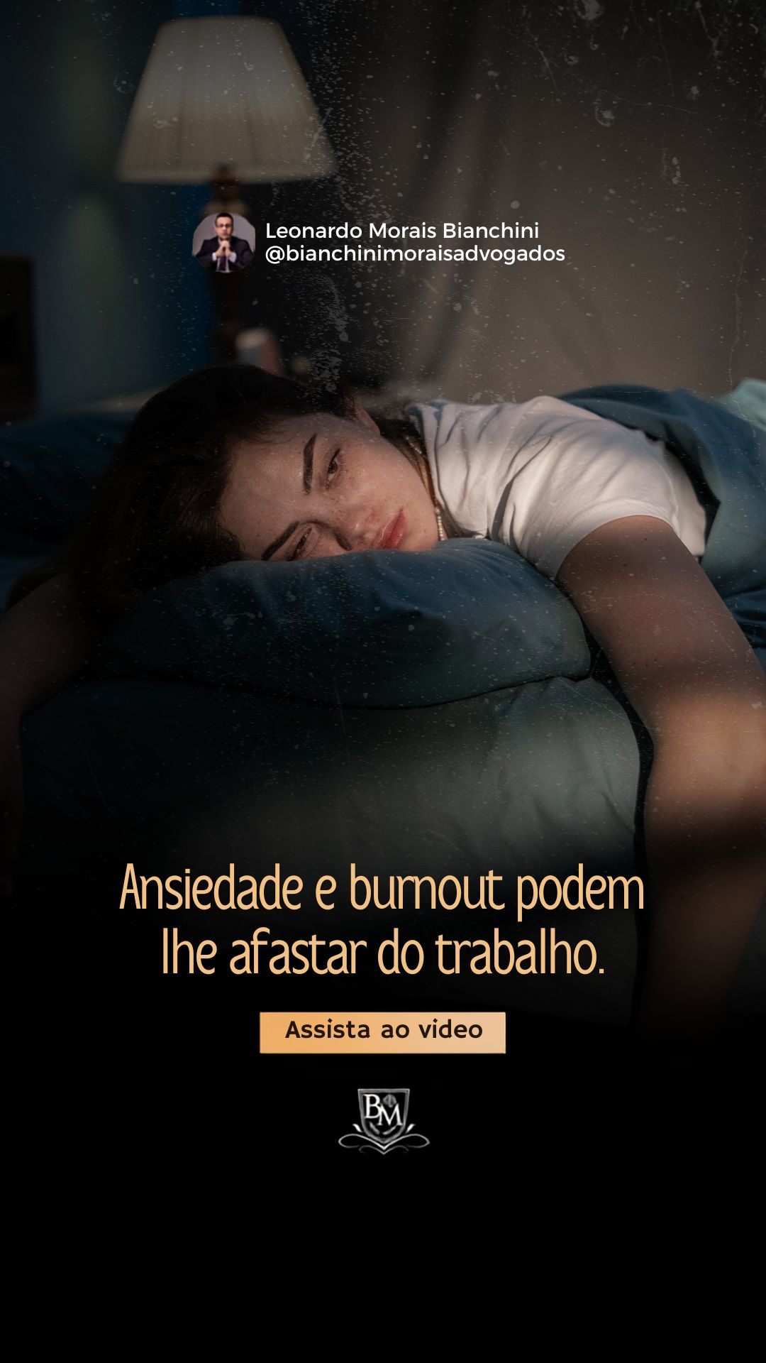 Ansiedade e burnout podem te afastar do trabalho e muita gente NÃO sabe disso.
Se você vive assim…
👉 coração acelerado
👉 crise de ansiedade
👉 insônia constante
👉 esgotamento extremo
Isso pode NÃO ser só “cansaço”.
Esses sintomas podem ser reconhecidos como doença e dependendo do caso, você pode ter direito ao afastamento pelo INSS, ou seja, você pode receber benefício enquanto trata sua saúde.
Agora vem o ponto mais importante…
Se a ansiedade ou o burnout foram causados pelo trabalho por:
👉 pressão excessiva
👉 metas abusivas
👉 ambiente tóxico
Pode ser considerado doença ocupacional e isso MUDA tudo.
Você pode ter direito a:
👉 estabilidade no emprego
👉 indenização
👉 benefício com valor maior
Em alguns casos até pensão.
Muita gente sofre em silêncio e perde direitos.
👇 Conte-me aqui: seu trabalho está afetando sua saúde?
E me siga para entender o que a maioria não te conta.
