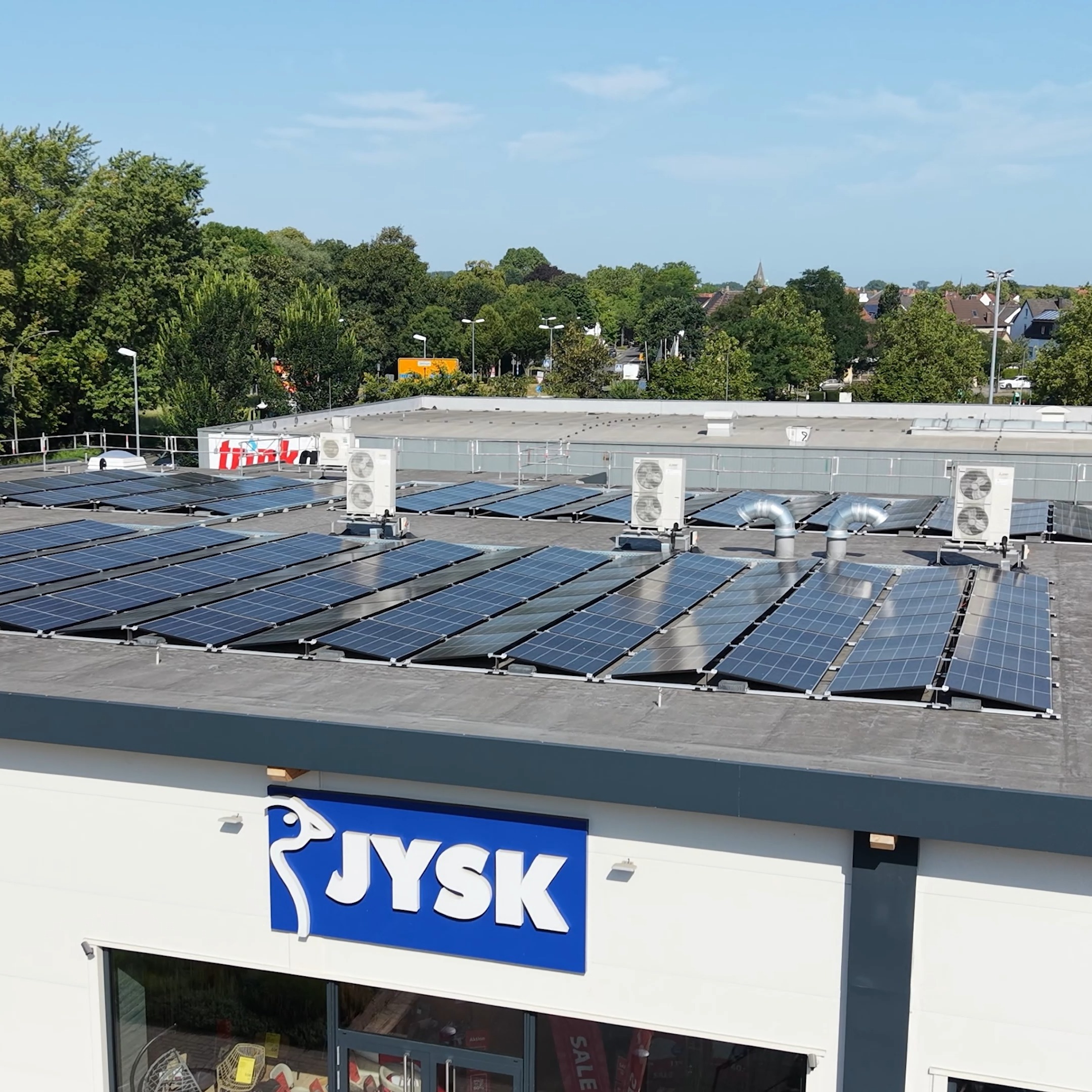 Another successful project completed☀️
This 100 kWp flat roof PV system on the roof of the @jysk_deutschland store in Lage, Germany is now finished and looks fantastic. A big thank you to our friends at @edevice.gmbh for the excellent collaboration and professional installation.
Great work! 👏 We look forward to many more successful projects together.
#Photovoltaics #SolarEnergy #FlatRoof #solarmountingsystem #SolarInstallation #RenewableEnergy #CleanEnergy #PVProject #CommercialSolar #EnergyTransition #jysk #adiwatt