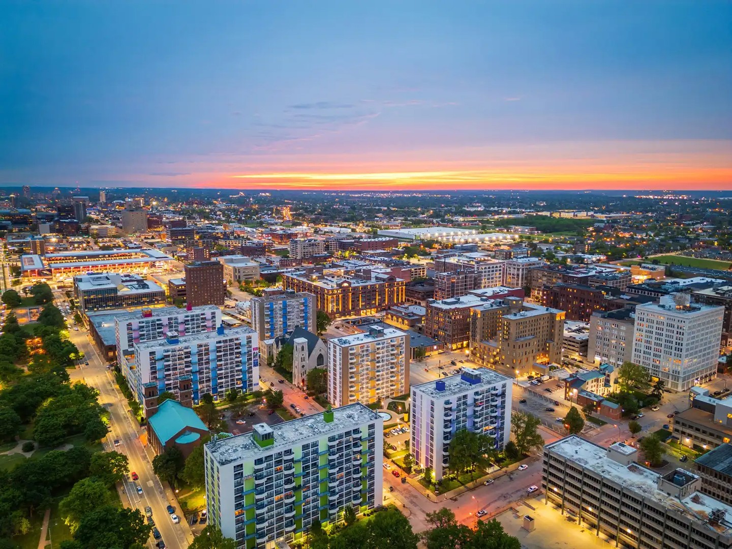 Missouri apuesta por convertir oficinas vacías en viviendas para revitalizar el centro de St. Louis. Un paso clave para atraer residentes, fortalecer negocios locales y reactivar la economía. Link in Bio #StLouis #Vivienda #Revitalización #Urbanismo