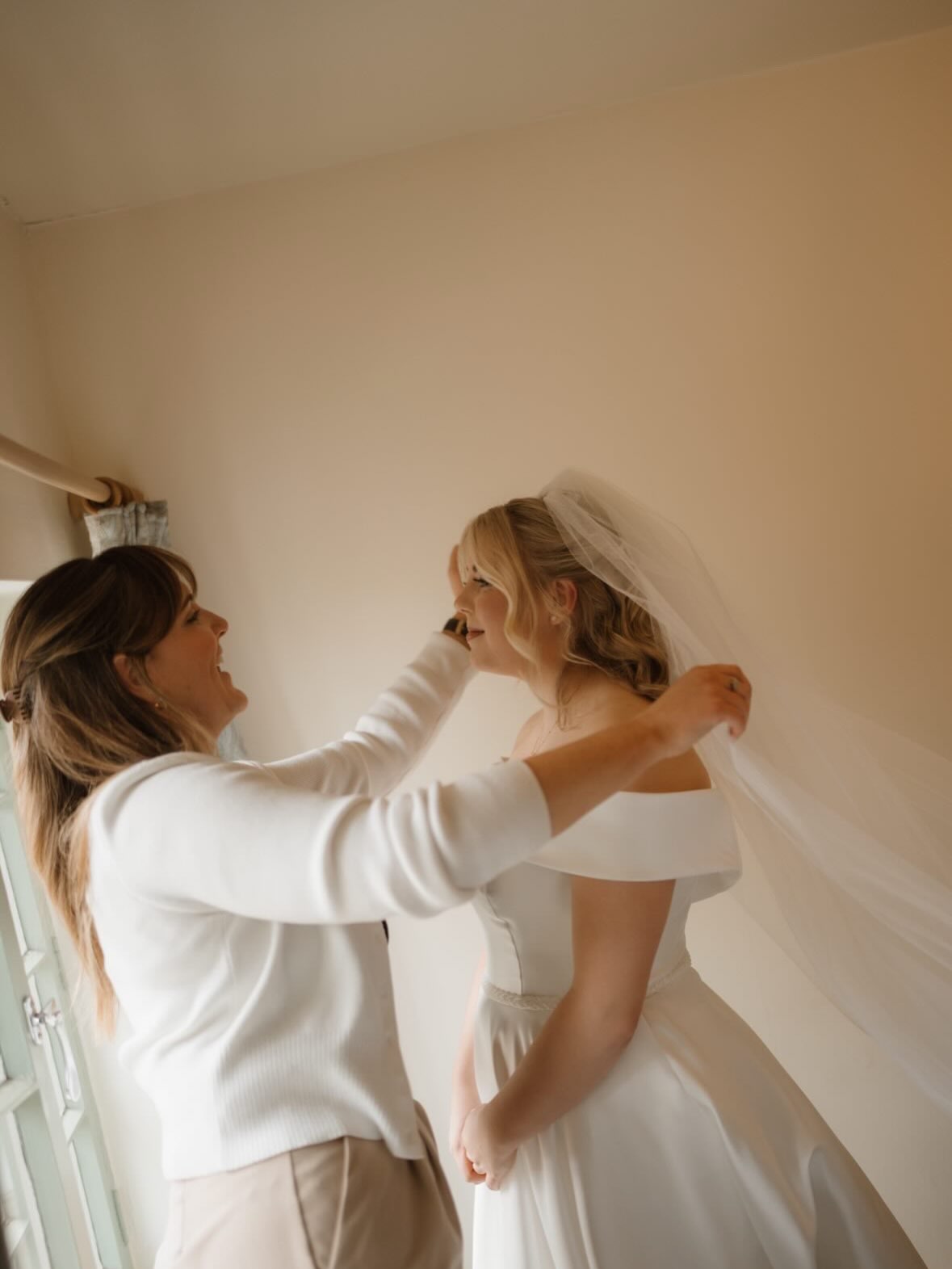 “Everyone got on so well with her and naturally gravitated to sitting by her and chatting away all morning… She was a huge part of our morning and felt like one of the girls.” 🥹🤍
Amelia, thank you.
I absolutely loved spending the morning with you all, and reading those words afterwards meant more than you’ll probably ever realise.
Thank you for sharing some of your gorgeous photos with me 🤍 They brought back so many lovely memories of your wedding morning. 🥰
Beautiful photos by @chloegelsphotos
Stunning makeup by @luxebeauty_pboro
#lincolnshirewedding #weddinghairlincoln #lincolnshirebride #2027wedding #weddingmorning