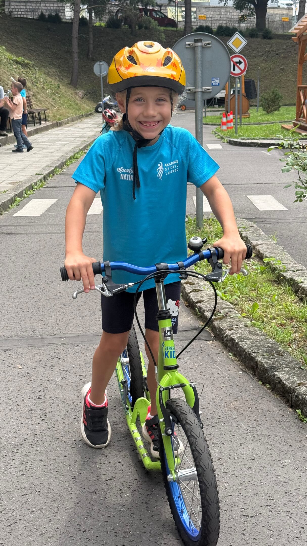 🧗🚴 Další skvělý den našeho sportovního tábora!
Naši sportáci si dnes vyzkoušeli boulderovou stěnu, kde předvedli odvahu i šikovnost. Poté zamířili na dopravní hřiště, kde zdokonalovali jízdu na kolech a koloběžkách. 👏
Máme radost, jak skvělou partu na táboře máme! 💙