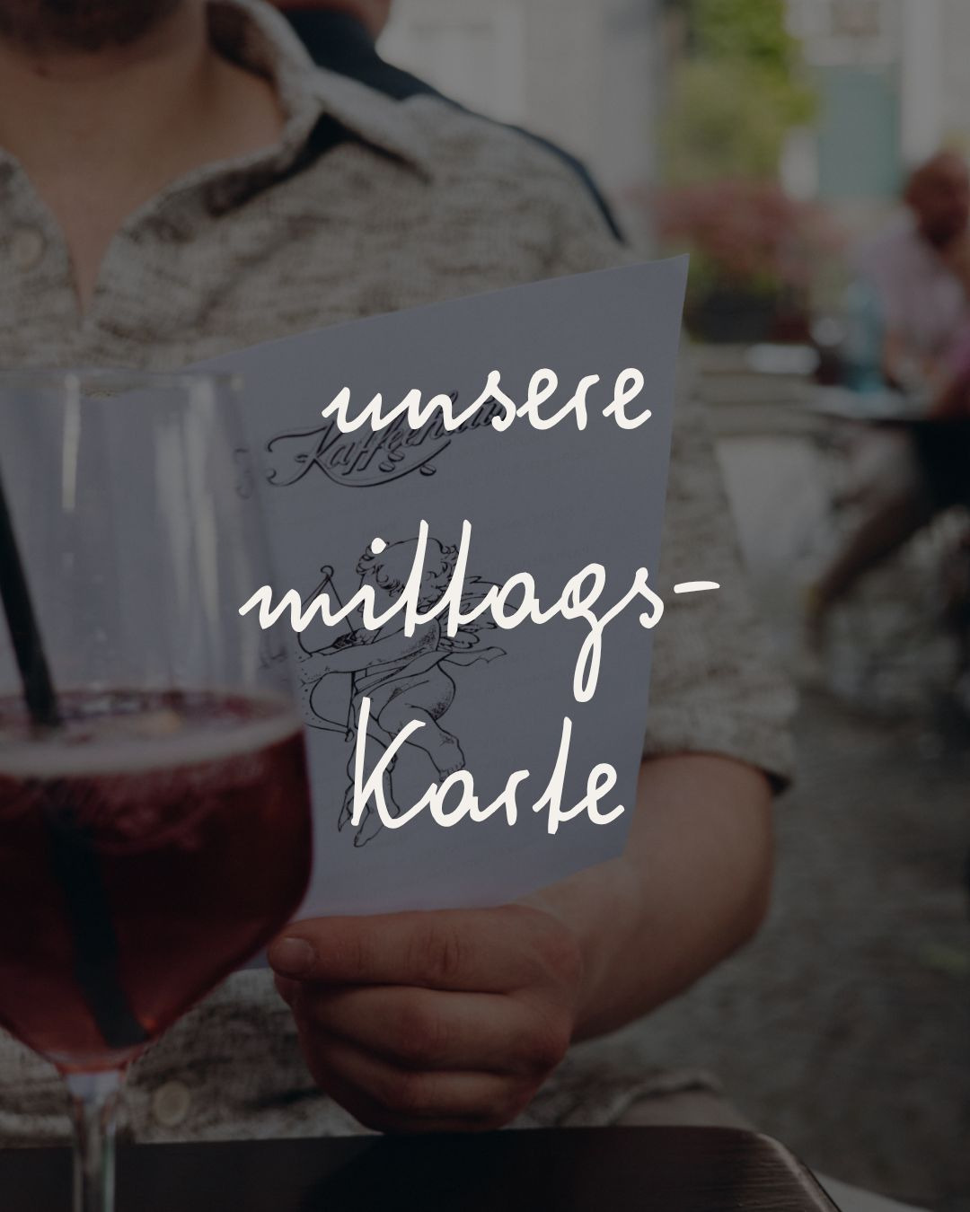 Die große Küche macht zwischen 14:30 und 17:00 Uhr eine kurze Pause.
Für euch gibt es in dieser Zeit trotzdem eine kleine Auswahl aus unserer Speisekarte. Reibekuchen, Bruschetta, Baguette-Variationen, Salate oder ein Stück Apfelstrudel warten schon.
Falls der Hunger also etwas früher oder später kommt, seid ihr trotzdem genau richtig bei uns.