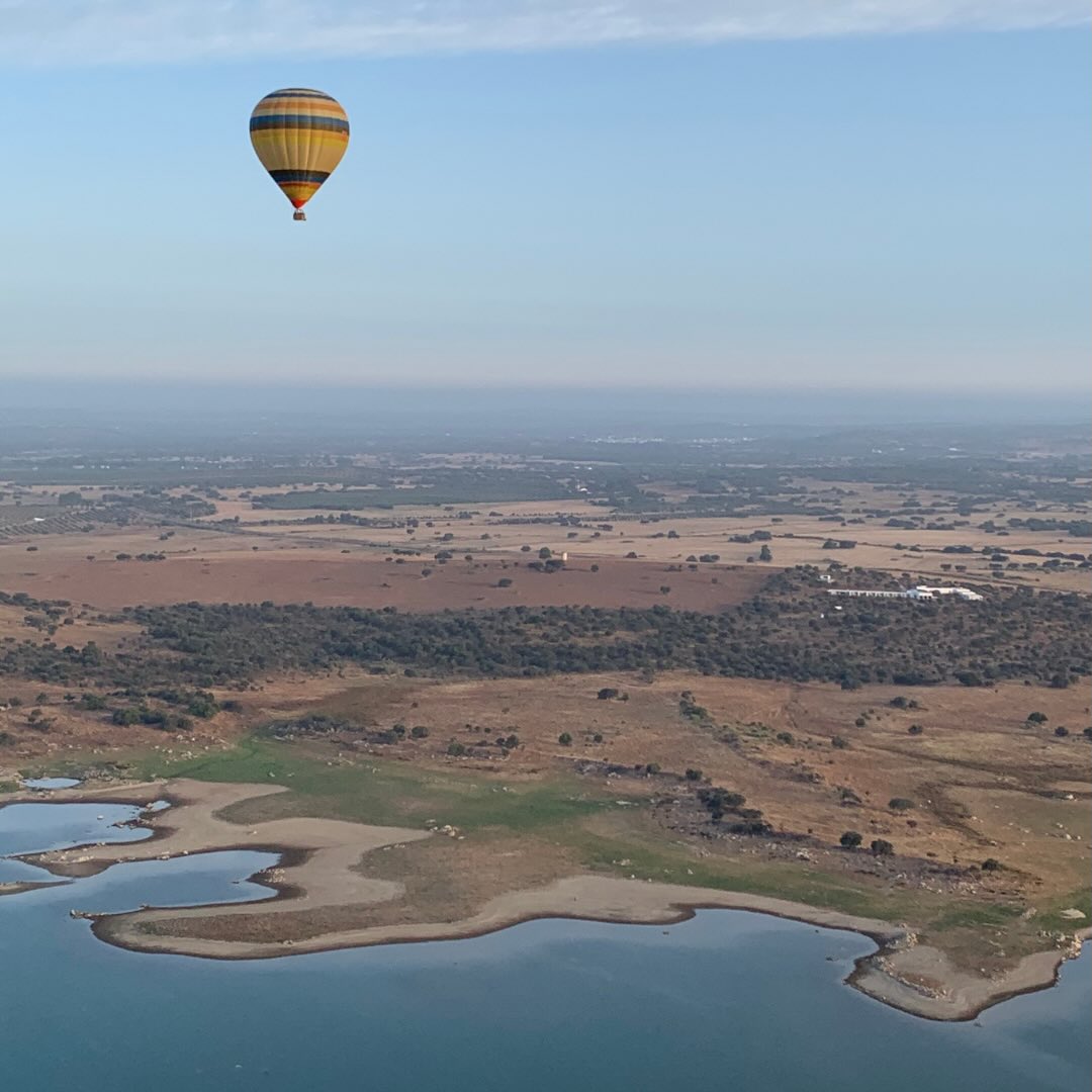 Contemplar | Admire
Um voo de balão de ar quente é uma experiência panorâmica que sobrevoa, em silêncio, as paisagens deslumbrantes da extensa planície Alentejana que desmaia nas margens do Lago Alqueva. Uma forma única de conhecer a região!
Venha contemplar a paisagem do Alentejo e Lago Alqueva do ar e da localização única do Montimerso Skyscape Country House.
A hot-air balloon ride is a panoramic experience that takes you on a silent flight over the breathtaking landscapes of the vast Alentejo plain, which stretches all the way to the shores of Lake Alqueva. It’s a unique way to explore the region!
Come and admire the scenery of the Alentejo and Lake Alqueva from the air and from the unique location of Montimerso Skyscape Country House.
I: www.montimerso.pt/programas
I: info@montimerso.pt
@flydreams_alentejo
@upalentejo
@windpassenger
@publi.balao
#ballonig #hotairballon #montimerso