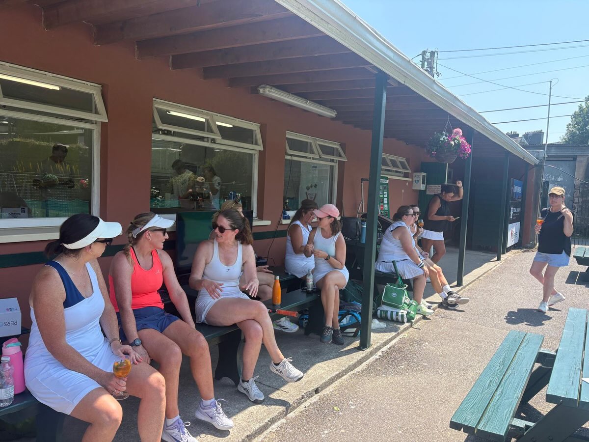 🎾 Wimbledon Day at Monkstown LTC 💚
A brilliant day of tennis, great company, and plenty of Wimbledon tradition! 🍓🥂
We enjoyed Pimm’s, strawberries & cream between matches before settling in to watch the Ladies’ Final together. The perfect finish? Cocktails on the lawn to round off a fantastic day. 🍸☀️
Thanks to everyone who came along and made it such a great day. Thanks also to the organisers, volunteers, cocktail makers and supporters!! Here’s to more tennis, more laughs, and more days like this! 💚🎾
#WimbledonDay #ClubLife #lovetennis