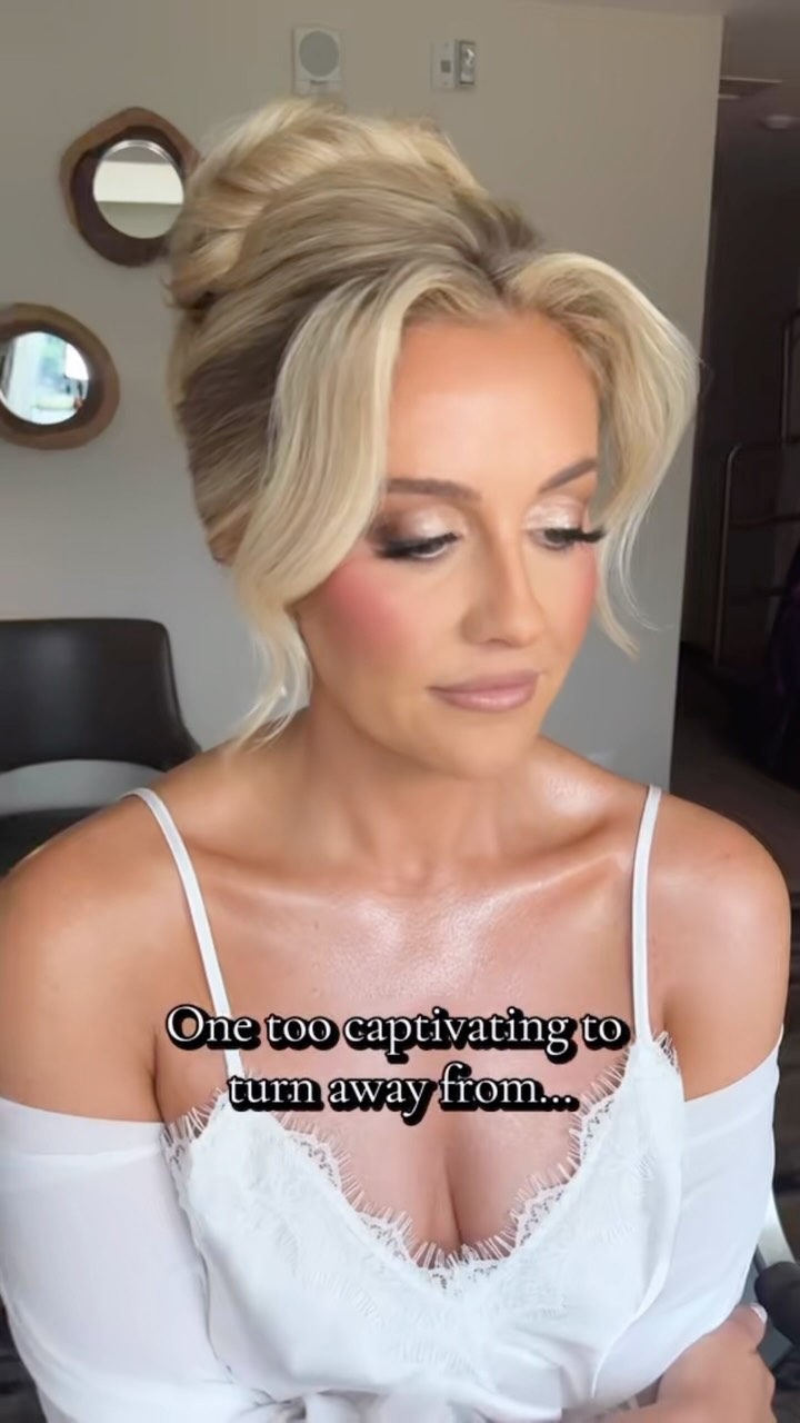 Isn’t she stunning though?!?!?
I had such an amazing Saturday this past weekend and worked along side an amazing team!!
Bride @hanna_montanari_
Hair @styledwithpassionllc
Photographer @evalountzphoto
Venue @riverscasinopgh @thelandinghotelpgh
Content creator @content.by.king
And special thanks to my second Artist on site who came in and saved my day @estheticsbyjennallc 🫶🏼