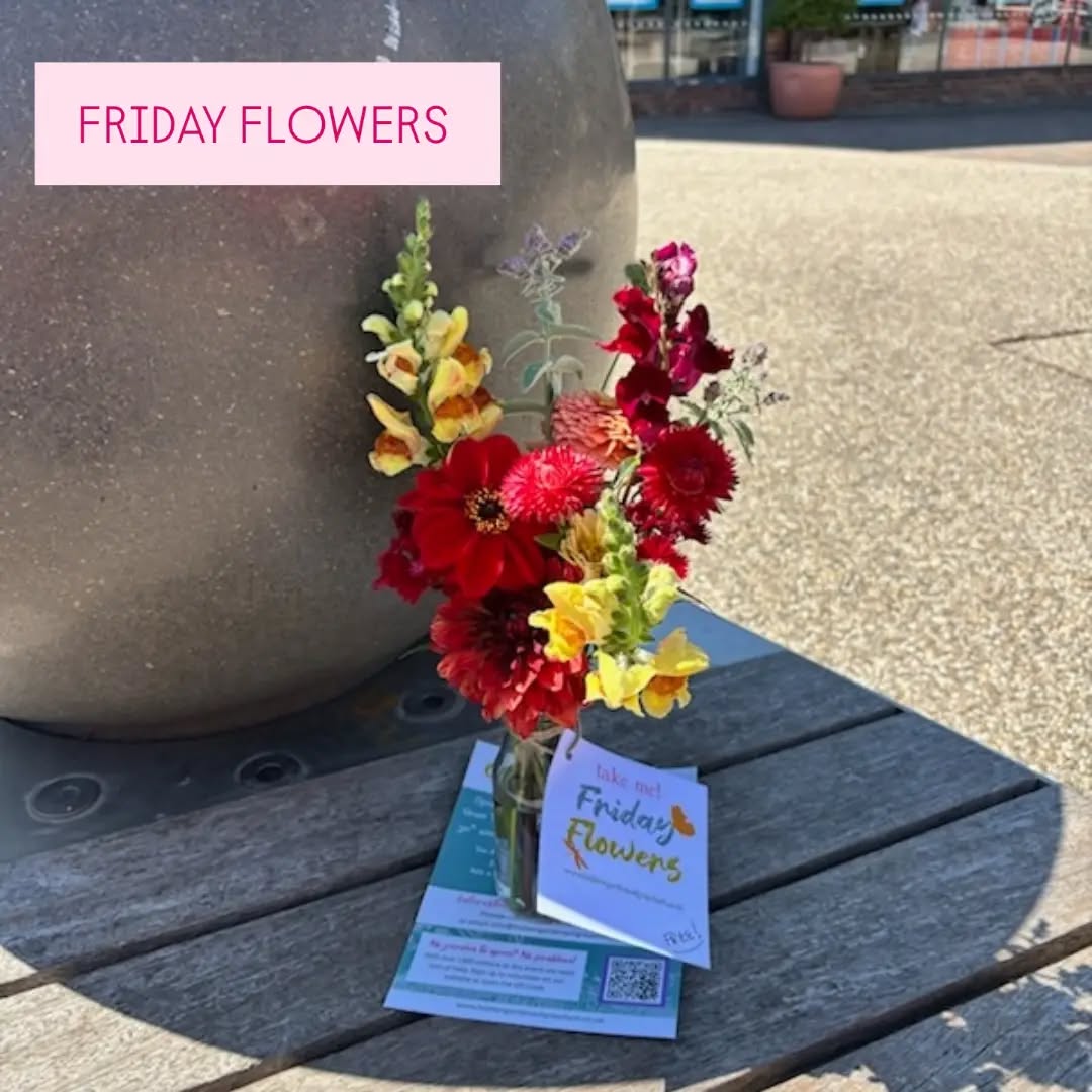 Did you find our #fridayflowers yestetday? Post a pic of them in their new home and tag us @hiddengardensofgrayshott. And if you love flowers and gardens, get involved in our event in May next year. Find out more on our website. Links in bio
#grayshottvillage
#hiddenflowersofgrayshott