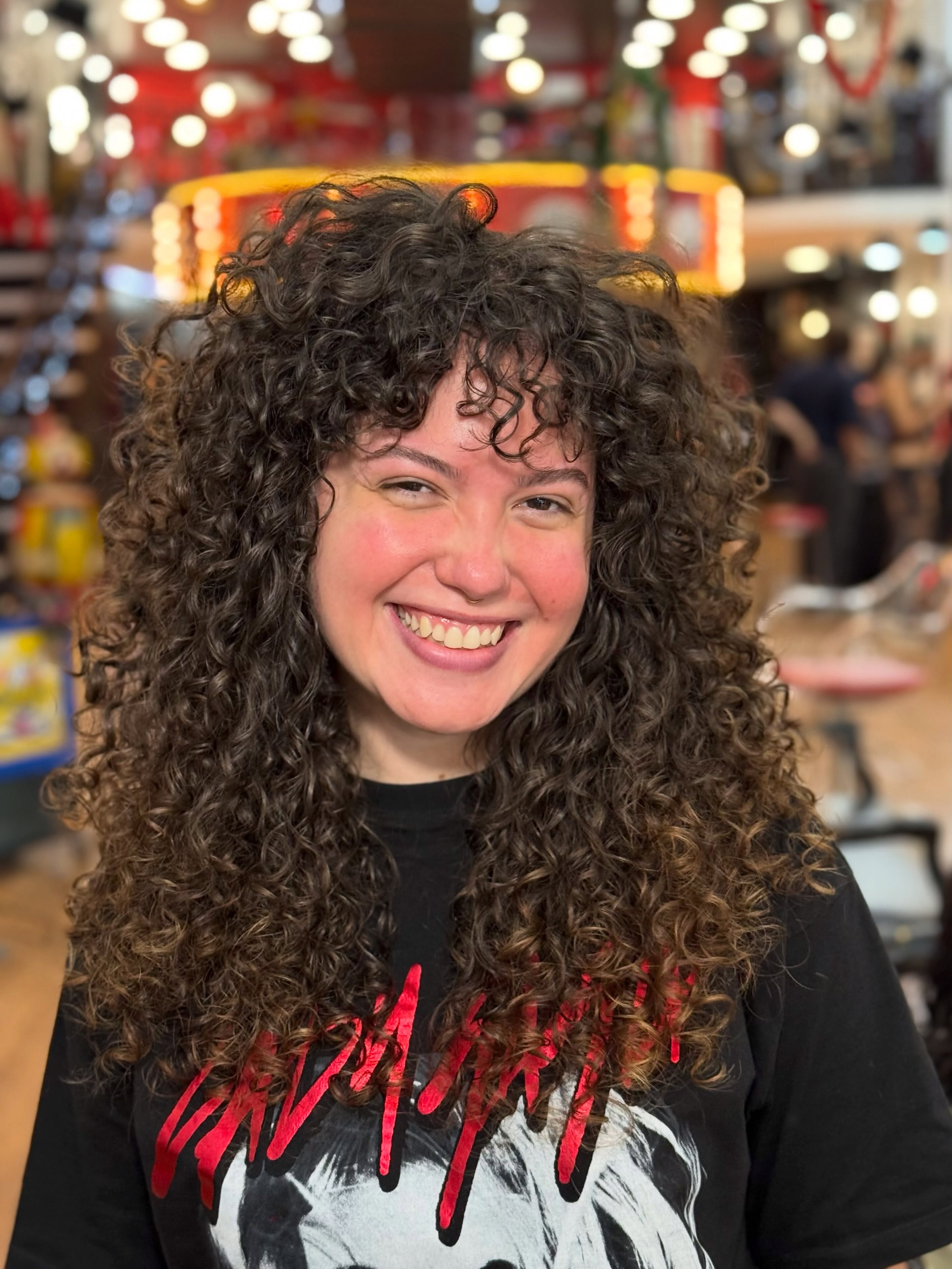 Se você sente que o seu cabelo está pesado e busca mais volume no topo, um corte com camadas personalizadas + uma franjinha pode mudar TUDO! 🌝
A gente aqui não cansa de admirar o quanto os fios simplesmente ficaram lindos e ganharam vida própria com o novo visual.
Atendimento do @caiqueshair
Quem mais aí está precisando devolver a vida e o movimento para o cabelo? ✨
#circushair #cabelocacheado #cortedecabelo