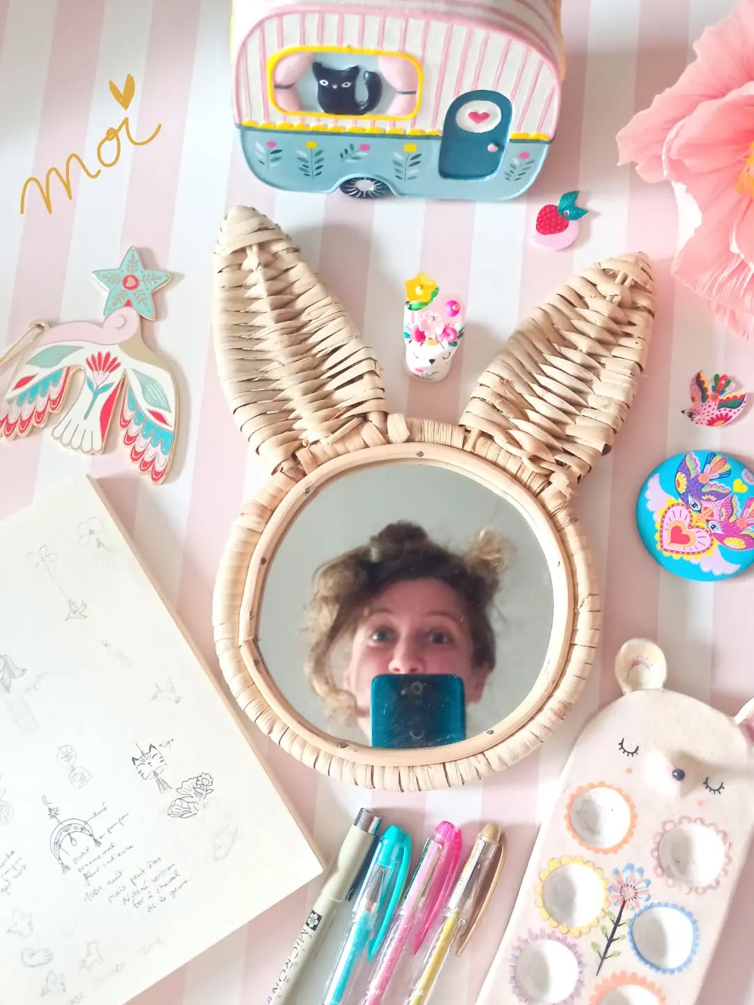 📸 @maison_bundle lance un challenge sympa pour l'été: revenir aux bases d'Instagram en postant des photos simples, spontanées, qui parlent de soi et du regard qu'on porte autour de soi.
🌼 La joie de célébrer les petites choses du quotidien ça me parle bien.
🤗 Et pour le jour 1 c'est "Moi"... Simple et pas si facile à la fois: se montrer ce n'est pas ce qu'on préfère en tant que créative sur les réseaux mais justement c'est l'occasion de biaiser un peu en utilisant sa créativité.
Moi c'est des Flavie, passionnée de couleurs pastels et lumineuses, toujours un crayon à la main pour remplir mes carnets d'idées un peu farfelues et surtout entourée d'objets mignons et souvent créés par mes 10 doigts!
°°°
Et vous? ☺
°°°
#challengephotomaisonbundle #me #moi #autoportrait #journaling
