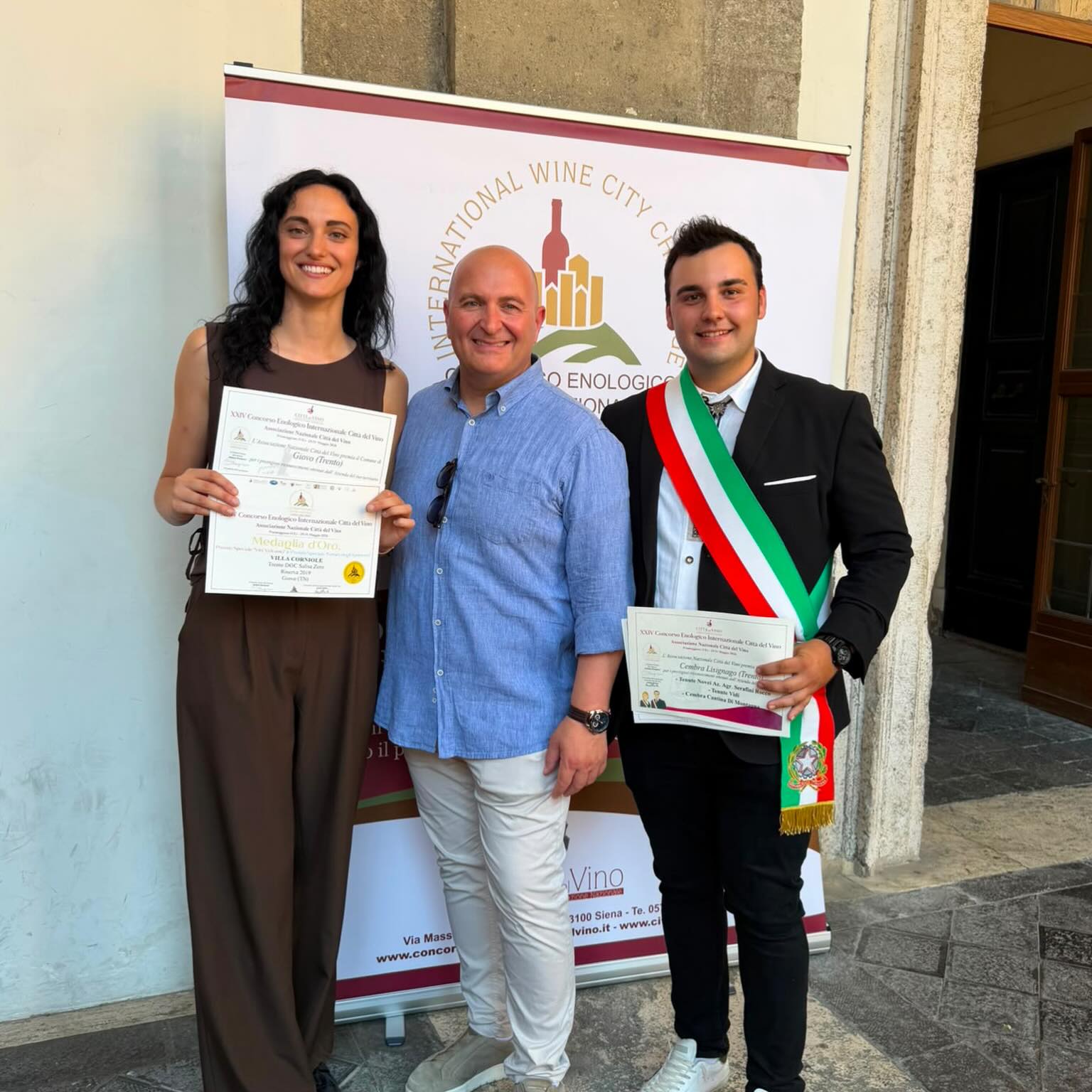 A Roma, nella prestigiosa cornice del Campidoglio, abbiamo avuto l’onore di ricevere la Medaglia d’Oro al Concorso Enologico Internazionale Città del Vino per il nostro TrentoDoc Salísa Zero Riserva🏅
Un riconoscimento che si affianca ad altri due importanti premi:
🏅 Premio Speciale “Vini Vulcanici”
🏅 Premio Speciale “Forum Spumanti”
Tre riconoscimenti che rappresentano per noi molto più di un traguardo: sono la conferma che il lavoro quotidiano, la dedizione e la fiducia nel nostro territorio possono dare vita a vini capaci di emozionare e distinguersi.
Crediamo profondamente nella Valle di Cembra, nella viticoltura eroica e nel valore del lavoro di squadra che ogni giorno svolgiamo in vigna e in cantina.
Un sentito ringraziamento va agli organizzatori del concorso, alle istituzioni, ai comuni e alle autorità presenti, che hanno reso questa giornata ancora più significativa.
@cittadelvino
@visitvaldicembra
@trentodoc