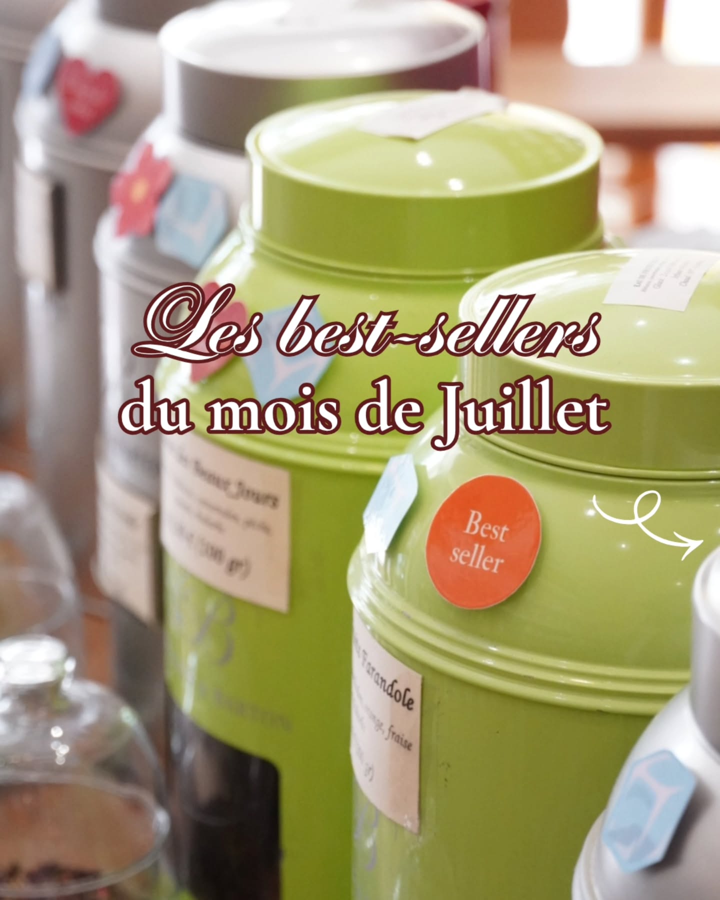 ☀️ Les grands favoris du mois de juillet ! 🌿
Avec les beaux jours, certaines saveurs deviennent incontournables ! Voici ces 3 thés et l'eau de fruits qui remporte tous les suffrages à la boutique en ce moment 💚
💡 Le petit plus ? Ces quatre créations se dégustent aussi bien chaudes qu'en infusion froide ! Il suffit de les laisser infuser à froid ou de préparer votre infusion la veille pour profiter d'une boisson pleine de saveurs tout l'été 🧊☀️
📍Betjeman & Barton, 27 rue Marceau à Tours
🛍 Boutique en ligne (lien en bio)
🌞 Et vous, lequel vous fait le plus envie ? Ou avez-vous déjà trouvé votre favori de l'été ? 🌿🍓
#betjemanandbarton #bestsellers #boutiquedethe #the #infusion
🍃 Mystique Sahara : un thé vert aux notes de menthe et de bergamote, à la fois frais, désaltérant et plein de caractère. Le compagnon idéal des journées ensoleillées
🍓 Farandole : notre eau de fruits gourmande mêle hibiscus, cynorhodon, fraise, orange et rhubarbe. Une infusion fruitée, acidulée et naturellement sans théine, parfaite à tout moment de la journée
🫖 Blue Mountain Vert : un thé vert délicatement parfumé à la fraise et à la crème de rhubarbe. Une tasse douce, gourmande et étonnamment rafraîchissante
🌸 Hanami : un thé noir aux notes florales et fruitées, mêlant fleurs de mauve, jasmin, lotus rose et fraise. Une invitation à la douceur, inspirée de la floraison des cerisiers japonais