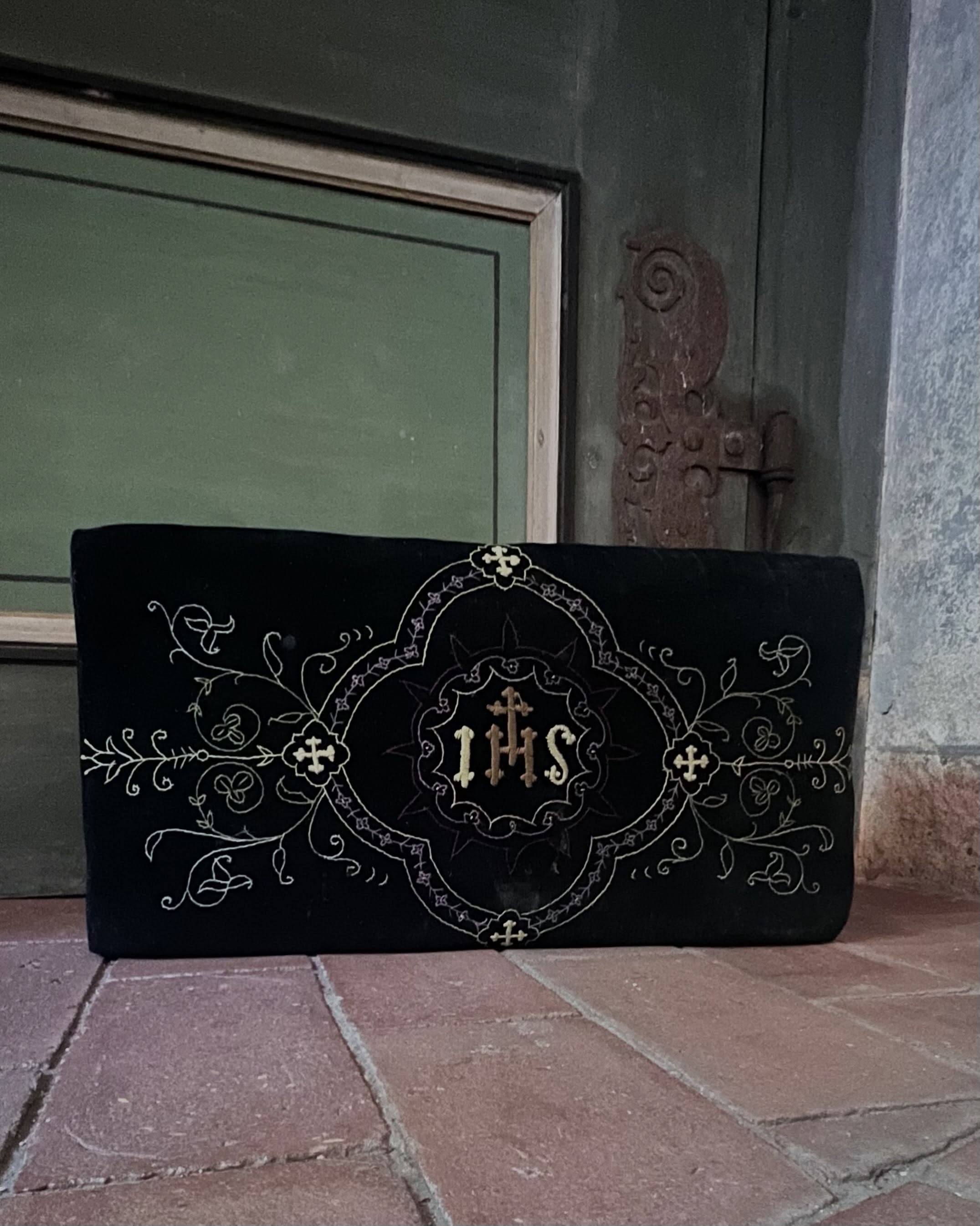 As a silent testament to sacred devotion, this late Biedermeier kneeler marries the understated elegance of ebonized wood details with the sublime symbolism of a masterfully embroidered IHS parament on deep black velvet.
Details & Condition:
Object: Sacred kneeler / Communion bench
Period: Late Biedermeier, c. 1900
Material: Oak wood, hand-embroidered velvet, period upholstery tacks
Symbolism: IHS Christogram with cross & floral motifs
Condition: Age-appropriate original condition with authentic patina and charming, historical signs of use to the velvet (see photos).
DM for inquiries. đŠ
đ°Als stilles Zeugnis sakraler Andacht verbindet dieses Kniebänkchen des späten Biedermeiers die zurĂźckhaltende Eleganz ebonisierter Holzdetails mit der erhabenen Symbolik einer meisterhaften IHS-Paramentenstickerei auf tiefschwarzem Samt.
Details & Zustand:
Objekt: Sakrales Polsterbänkchen / Kniebank
Epoche: Zweites Biedermeier, wohl um 1900
Material: Eichenholz, handbestickter Samtbezug, historische Ziernägel
Symbolik: Christusmonogramm IHS mit Kreuz- & Floralornamentik
Zustand: Altersgemäà Originalzustand mit authentischer Patina und charmanten, historischen Altersspuren im Samt (siehe Detailfotos).
Bei Interesse oder Fragen freuen wir uns Ăźber eine Nachricht. đŠ
#BiedermeierAntiques #SakraleKunst #Antiquedealersofinstagram #Antiquities #Parament
