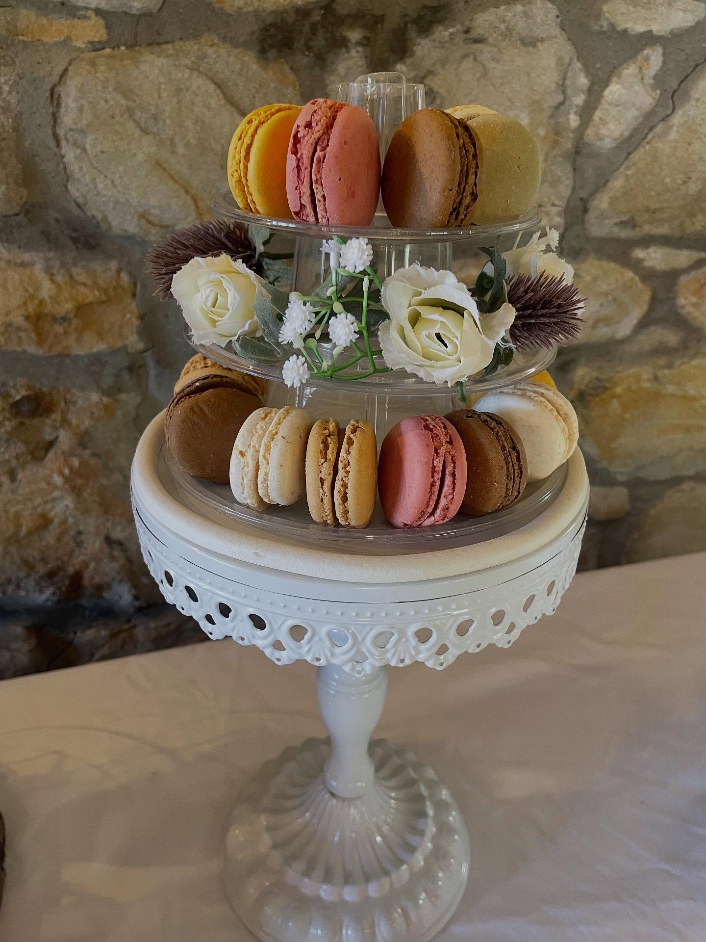 🚨IMPORTANT🚨 Sweeties, I wear a lot of different hats: baker, admin, social media maker, creative, delivery driver and mum. As always, it’s been a very busy wedding season and I need to take some well-deserved time off to enjoy some of the summer sun with family. Bakers need time to rest and get refreshed too! Sweet Everythings is closed and will reopen again on Monday, 27 July.
I have answered all current enquiries /quotes / queries to the best of my knowledge. If your message, DM or email has somehow gotten missed, please do not worry! I will be back in touch as soon as we open again. 2026 still has a few spaces in the diary and 2027 & 2028 bookings are available.
See you all in a short bit, with icing spatulas at the ready again! 😊👩🍳🧁