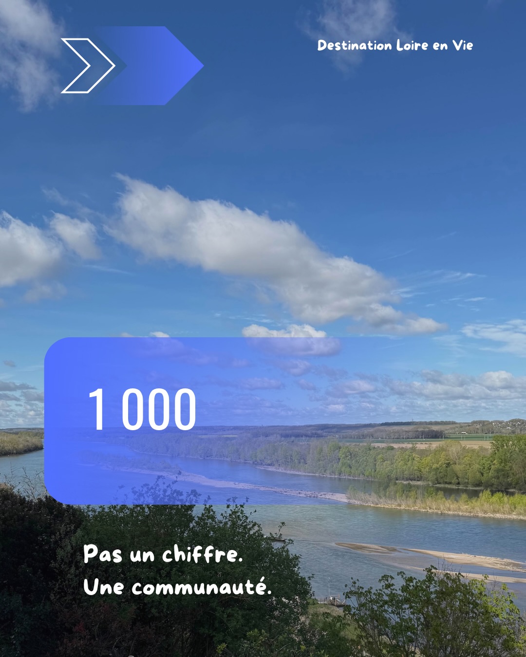 1 000 personnes qui ont choisi de s’arrêter sur cette Loire-là. Pas celle des châteaux et des grandes foules. Celle qui coule libre et sauvage entre Roanne et Gien, loin des records touristiques et des sentiers saturés.
1 000 personnes qui savent que la beauté, parfois, se mérite un peu. Qu’un banc de sable au Bec d’Allier ou le silence d’une gabare qui glisse sur l’eau, ça ne se trouve pas dans un guide classique.
Ici, on ne traverse pas la Loire. On la longe, on la remonte, on la suit à pied, à vélo, en canoë ou en bateau, au rythme de l’eau, au plus proche de la nature. Une itinérance douce, curieuse, respectueuse de ce qu’elle traverse. Parce que découvrir un territoire comme celui-là, ça se fait avec soin.
Merci d’être là. Merci pour votre curiosité, votre envie de partager, et cette façon rare de vouloir préserver ce que vous aimez.
Cette Loire entre nous, c’est peut-être ce qu’elle a de plus précieux : rester un secret bien gardé, partagé entre amoureux de la nature et du patrimoine.
On continue d’explorer ensemble. Doucement. Comme il se doit.
www.loireenvie.fr