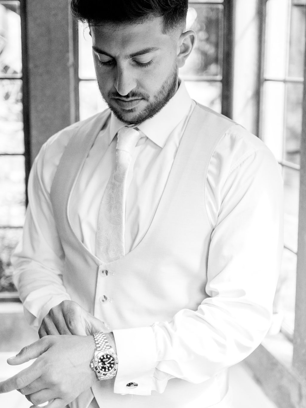 It’s not often the groom takes centre stage on my grid… but today, Alex does.
Captured so perfectly, taking a few quiet moments before tying the knot.
Swipe to enjoy a few more beautiful moments from Alex & Katie’s incredible day at @brymptonhouse. Still one of my all time faves.
Photography @adam.alex__
Venue @brymptonhouse
Marquee @abbasmarquees1
Bridal Florals @beauandbloom
Church Florals, House Florals & Bouquet @brymptonstyling
Catering @the_frenchkitchen
Hair @tracypallarihmua
Make-up @christinaouloupimua
Cake @cakedesignbyhollymiller
#wedding #summerwedding #weddingcake #weddingcakedesigner #brymptonhouse