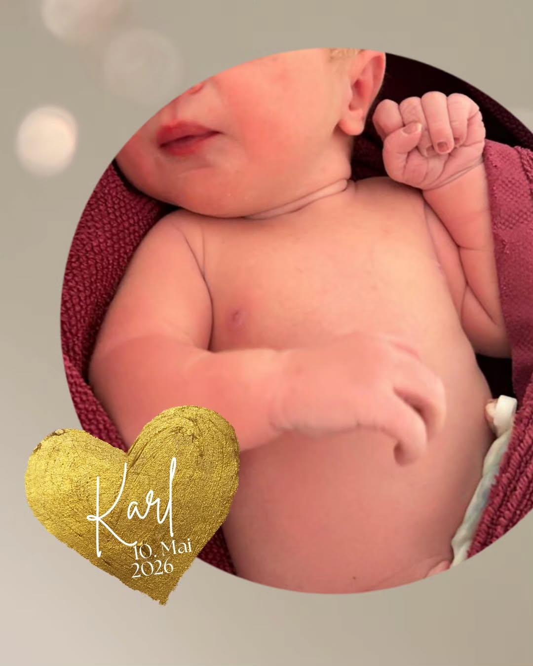 Willkommen Karl ✨️
An Muttertag hat sich Karl auf den Weg zu uns gemacht - ein ganz besonderes Geschenk für deine Löwen-Mama!
Eigentlich hatte sie den 1. Mai ins Herz geschlossen. Vollmond und Feiertag - perfekte Voraussetzungen, dachte sie.
Und doch war schnell klar: Muttertag ist auf seine ganz eigene Weise vielleicht noch ein bisschen schöner.
Ein kleines Detail, das uns besonders berührt hat: Du bist mit exakt den gleichen Maßen wie dein großer Bruder geboren 💙 gleiches Gewicht, gleiche Größe und gleicher Kopfumfang. Was für eine schöne Verbindung.
Wir durften ein tolles Geburtserlebnis begleiten -voller Vertrauen,Kraft und Geborgenheit.
Lieber Karl, wir wünschen dir und deiner Familie von Herzen alles Liebe und freuen uns, dass wir euch auf diesem Weg begleiten durften.
#geburtshaus #außerklinischegeburt #bruder
#familie #29