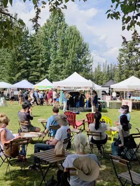 So grateful to @banffcentre musicians in residence for their special guest appearance! What a special performance. Thanks @wearetouching for organizing…
.
.
.
#banfffarmersmarket #banfftown #bowvalleylocals #albertafarmersmarket