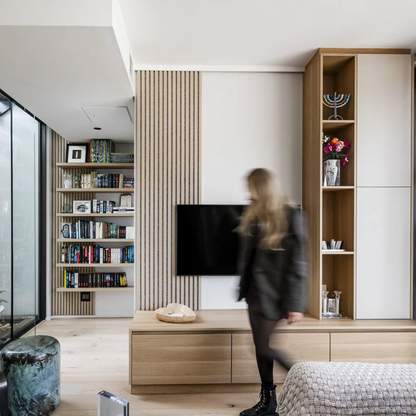 A beautifully balanced living space, where clean lines and thoughtful design come together.
The floating TV unit creates a light, seamless look, while offering generous concealed storage.
Warm timber tones are complemented by sleek off white cabinetry for a timeless finish.
The slatted timber feature panel adds texture and architectural interest, framing the TV with subtle sophistication.
Floating bookshelves complete the design, providing the perfect place to display books and décor while maintaining an open, airy feel.
Beautiful pics @madrabbott
Slatted panels @oggieflooring
Boards @niemannsa
#CustomJoinery #FloatingTVUnit
#SlattedWall #InteriorDesign
#ModernLiving