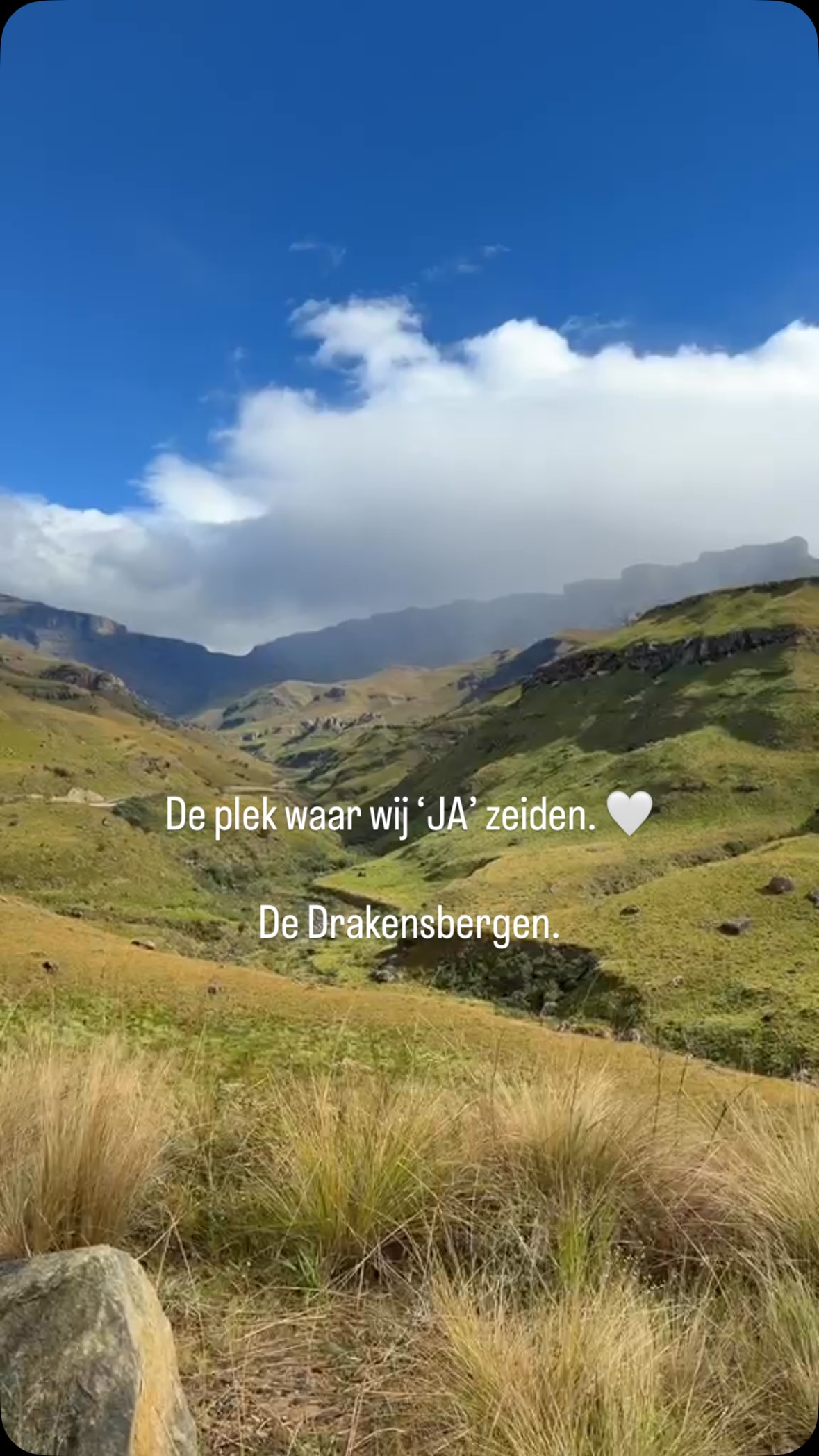 Twee maanden geleden zeiden wij hier ‘JA’. 💍
Yara als bruid en Hanneke als bruidsmeisje.
JA tegen elkaar maar eigenlijk ook weer tegen alles waar Ja! Afrika Travel voor staat: verliefd worden op Zuid-Afrika. 🇿🇦❤️
Misschien zijn we daarom niet helemaal objectief… maar wat ons betreft is dit een van de mooiste plekken van Zuid-Afrika.
We hopen dat straks nog veel meer reizigers op precies deze plek hetzelfde gevoel mogen ervaren als wij. 💚
#zuidafrika #droomreis #huwelijksreis #drakensberg #kzn