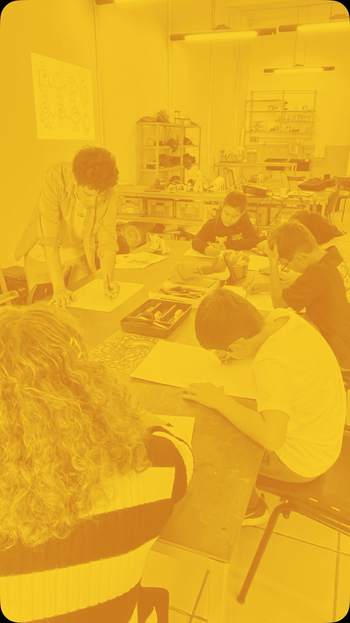 ✨ ATELIÊ DE FÉRIAS • ESTÚDIO ZAZ 💛
✨ Pensamos a programação das Oficinas de Inverno com bastante carinho, considerando tudo o que vocês nos contaram quando procuraram o Estúdio ZAZ. 💛
Cada oficina pode ser feita de forma independente, mas quem participa de mais encontros vivencia um percurso de aprendizagem mais completo.
🎨 1 oficina: introdução à técnica escolhida.
✨ 2 oficinas: aprofundamento da técnica apresentada no primeiro encontro.
✏️ No desenho, as quatro oficinas são divididas em dois percursos: na primeira semana, uma técnica é apresentada e desenvolvida em dois encontros; na segunda, iniciamos uma nova técnica seguindo a mesma proposta.
Assim, cada participante pode escolher entre uma experiência pontual ou um percurso mais completo ao longo da programação. 🌻
Preparamos uma programação especial para crianças e adolescentes de 7 a 18 anos, com materiais inclusos e acompanhamento de professores-artistas. 🎨
🗓️ Programação
✏️ Segunda e quarta — Desenho Tradicional
🕒 15h45 às 18h
🖌️ Terça — Pintura Acrílica
🕑 14h às 16h
🏺 Quinta — Cerâmica Manual
🕒 15h45 às 18h
👧🧒 Para crianças e adolescentes de 7 a 18 anos.
💛 Materiais inclusos.
✨ Turmas com até 6 participantes.
Esperamos vocês para uma semana de muita criação no Estúdio ZAZ! 🌻💛