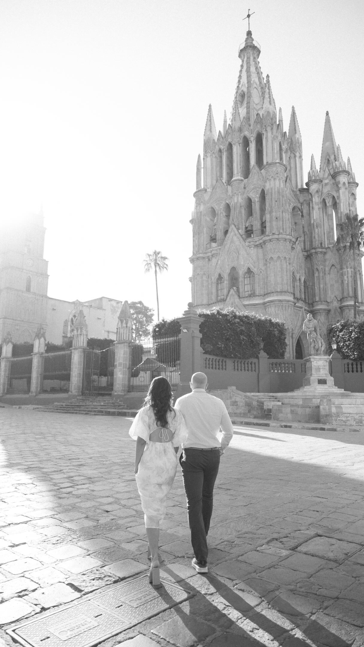 Cada sesión de fotos en San Miguel de Allende comienza de forma natural.
No busco poses perfectas, sino momentos reales.
Cada fotografía busca conservar una emoción.
Porque una sesión de fotos es un recuerdo para toda la vida.
Every photo session in San Miguel de Allende starts naturally.
I don’t look for perfect poses—I capture real moments.
Every photograph is made to preserve an emotion.
Because a photo session is a memory that lasts a lifetime.
#SanMiguelDeAllende #SanMiguelPhotographer #CouplePhotoshoot #PhotoSessionMexico
