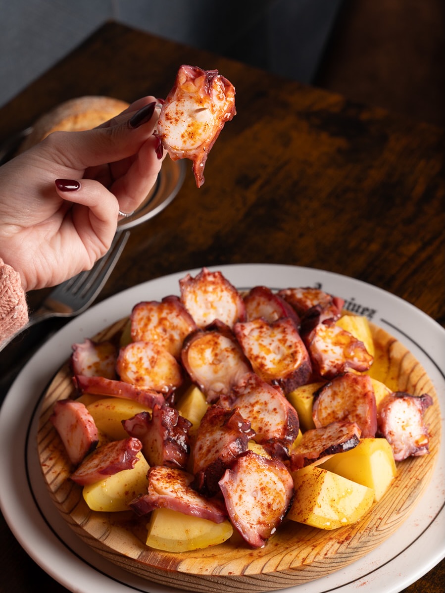 El sabor de siempre, preparado como se merece. 🐙✨
Nuestro pulpo a la gallega, tierno y lleno de sabor, acompañado de un tinto de verano bien frío, es una combinación que invita a disfrutar sin prisas.
Porque los mejores momentos empiezan alrededor de una buena mesa.
Te esperamos en Aranjuez Steak House. 🍷
#aranjuezsteakhouse #madrid #restaurantesenmadrid #pulpoalagallega