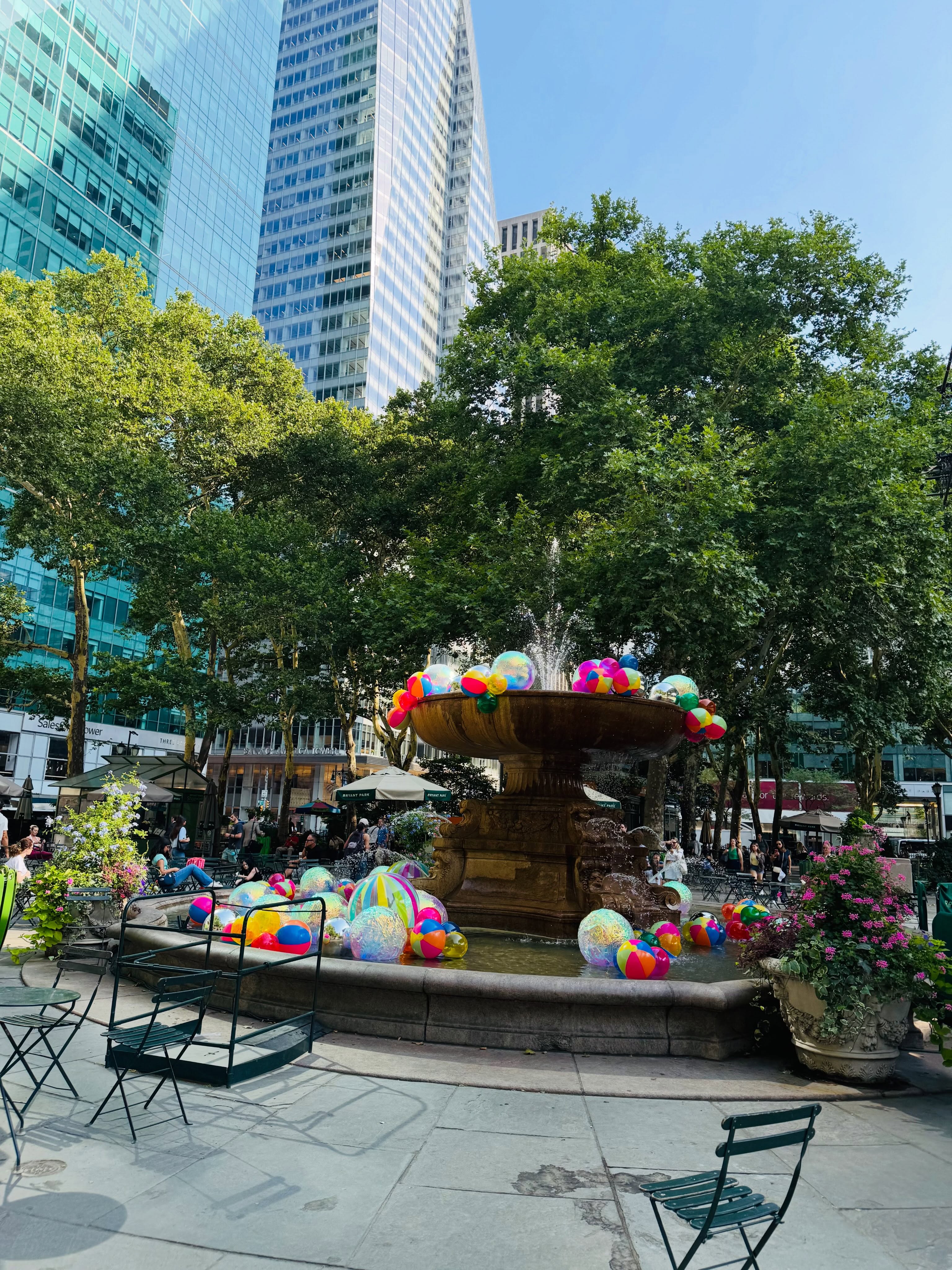 Beach balls on the beach? A fountain will do.#bryantpark #beachball #explorenyc
