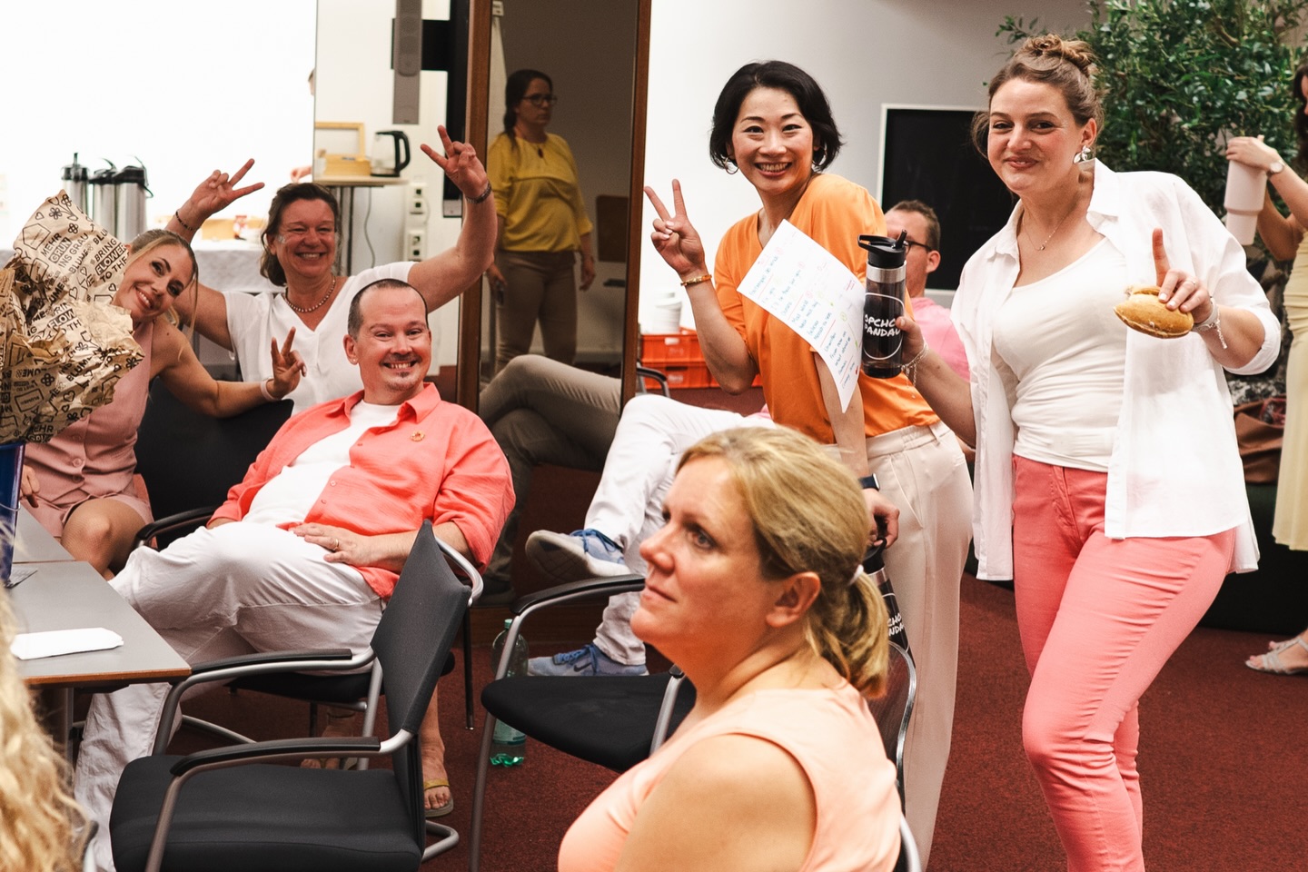 Kleiner Backstage-Drop 😊 - so siehts bei uns vor dem Konzert, in der Pause und nach dem Konzert aus. 💕
Applaus, Applaus… für uns selbst 🤣
Ventilatoren werden auch geteilt! 💨
Immer lächeln ☺️
Unsere Band! 🤗 @cavelen1907 @marzi.sound & Philipp Schwendke
Unser lieber @cavelen1907
Schön einsingen 🎤
Styling muss auch sitzen 💄
Spiegelkabinett 😅
Unsere Sopran-Girls 🎀
Unsere Boyz - im Bass & Tenor 💚
Unsere Alt-Mäuse 💕
Noch schnell die Fingernägel machen (lassen) 💅🏻😅
Schön fächern bei ner Außentemperatur von 38 Grad 😅
Einfach Spaß haben! 🥳
Und immer schön stützen 🙌
