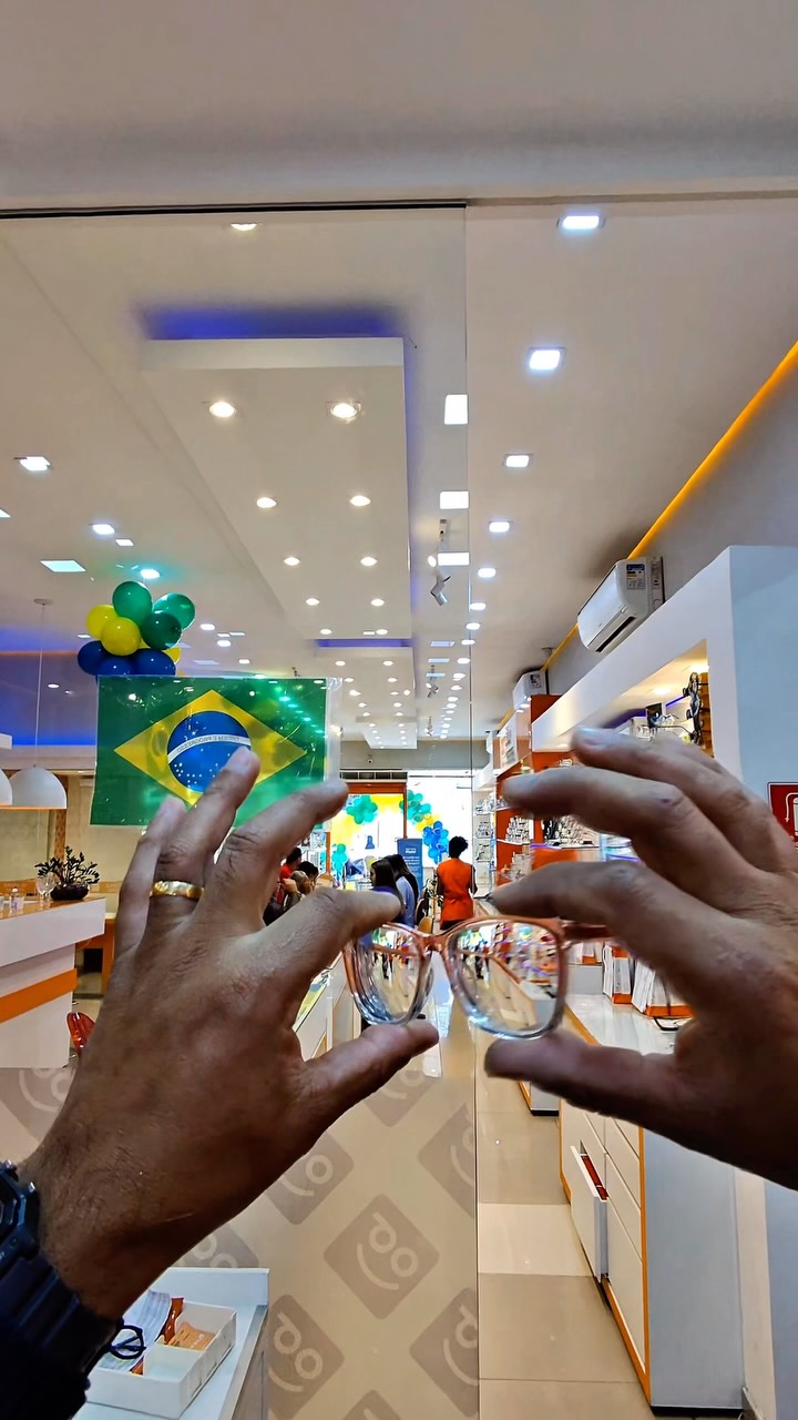 Uma criança com 9 graus de miopia precisa muito mais do que um óculos. Ela precisa da tecnologia certa para enxergar com conforto, segurança e qualidade de vida. 👓💛
Casos de miopia alta exigem atenção especial na escolha das lentes. A tecnologia utilizada influencia diretamente na espessura, no peso, na estética e na adaptação dos óculos, tornando o uso muito mais confortável no dia a dia.
Por isso, a Bacana é especialista em grau alto. Trabalhamos com lentes para miopia alta e tecnologias desenvolvidas para quem busca mais leveza, melhor qualidade visual e uma adaptação mais natural, seja para crianças ou adultos.
Cada pessoa merece uma solução personalizada. Porque quem tem grau alto também merece enxergar com conforto, confiança e a melhor tecnologia disponível.
#MiopiaAlta #9GrausDeMiopia #GrauAlto #ÓculosParaGrauAlto #LentesParaGrauAlto MiopiaInfantil ÓculosInfantil LentesFinas SaúdeVisual ÓticaBacana