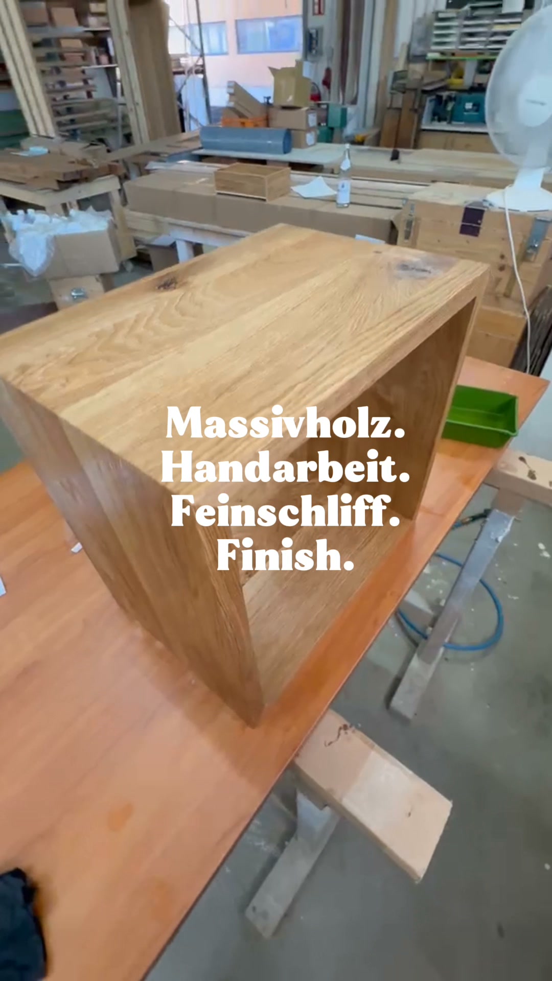 Manchmal braucht es kein neues Ganzes.
Sondern genau das eine Stück, das noch fehlt.
Für ein bestehendes Bett entsteht in unserer Werkstatt ein passendes Nachtkästchen aus massiver, astiger Eiche.
Gebürstet und geölt, damit die natürliche Struktur des Holzes erhalten bleibt und spürbar wird.
Vom einzelnen Bauteil bis zum fertigen Möbel: Hier zeigen wir einen kleinen Einblick in die Entstehung.
Das Ergebnis im Zusammenspiel mit dem Bett folgt nach der Montage.
#langenmair #schreinerei #maßarbeit #möbelbau #massivholz #eiche #handwerk #detailarbeit #echtholz #handwerkmitstil