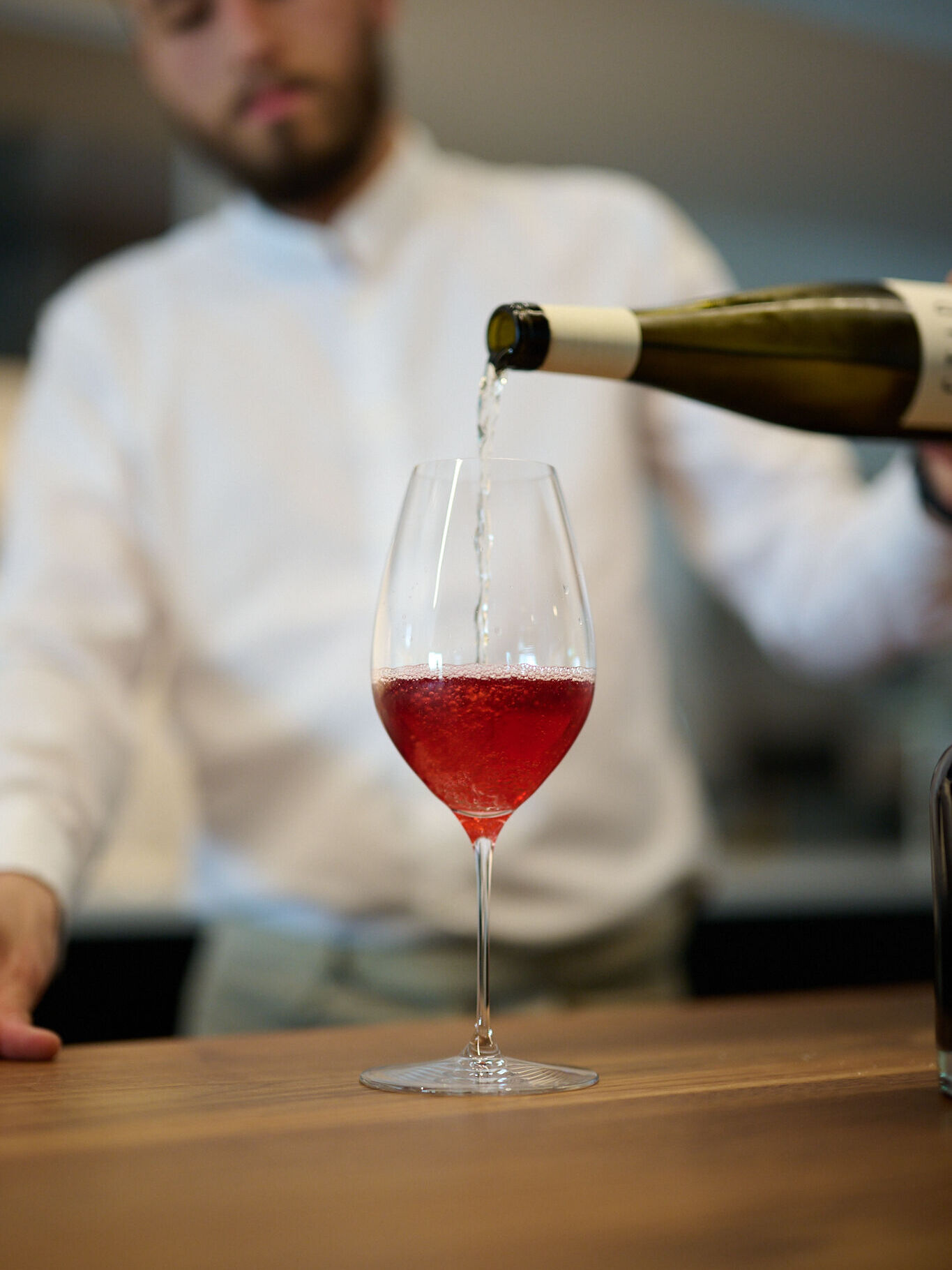 Le nôtre. Rien que le nôtre. 🍷 Un kir maison qui dit bonjour avant même que le repas commence — la façon dont on aime accueillir.
____
De onze. Alleen de onze. 🍷 Een huiskir die goeiendag zegt nog voor het eten begint — de manier waarop we graag ontvangen.
____
Ours. Simply ours. 🍷 A house kir that says hello before the meal even begins — the way we like to welcome.
#Menssa #lesgrandestablesdumonde #michelinbelgique #50bestdiscovery #gaultmillau
Menssa by @christophe.hardiquest
💻 www.menssa.be
✉️ restaurant@menssa.be
☎️ +32 2 346.66.15
📍 Avenue de Tervueren 453, 1150 Bruxelles
📸 @anthonyflorio
@enguerrand_moura @nico.beaudey @dessartjulie @madison_mtn @elliot.deconinck
