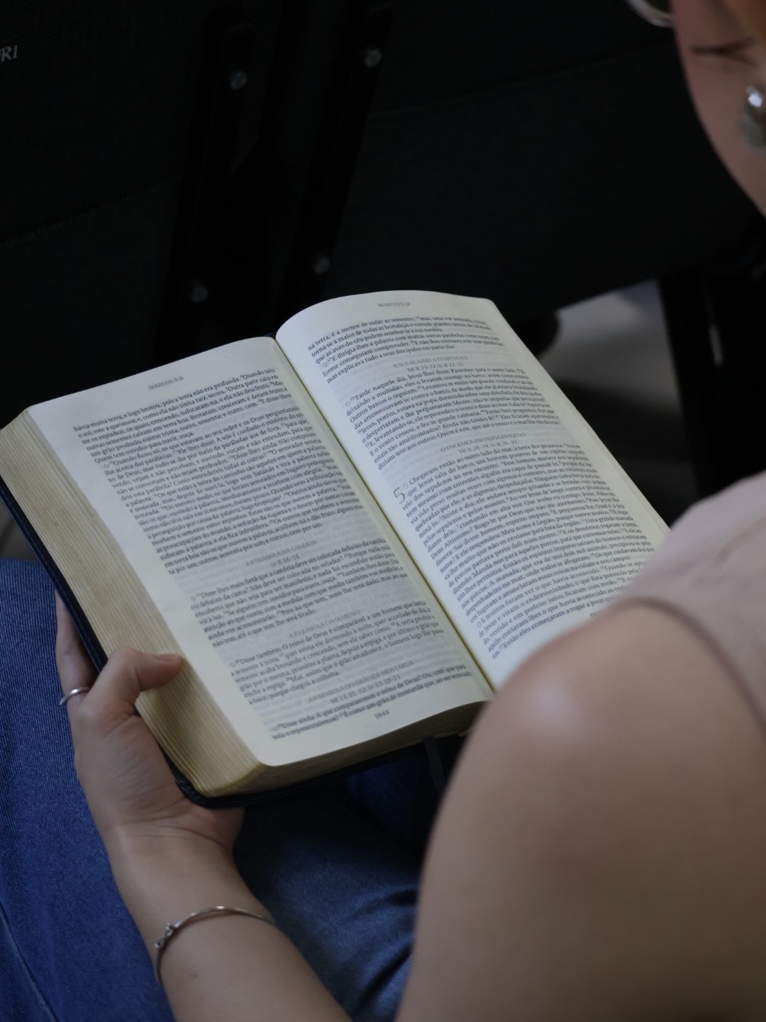 “Não que eu o tenha já recebido ou tenha já obtido a perfeição; mas prossigo para conquistar aquilo para o que também fui conquistado por Cristo Jesus.” Filipenses 3:12
Neste domingo, estivemos juntos como igreja e refletimos com a exposição da Palavra trazida pelo Pr. André, sobre prosseguirmos em direção ao alvo de nossas vidas: Jesus Cristo! Veja como foi um pouco do nosso culto matutino (12/07) 💙
As exposições baseadas na carta de Filipenses têm sido uma benção! Se você não conseguiu estar conosco, a transmissão do culto está disponível em nosso canal no Youtube.
Esperamos você aqui na IPJC, estamos reunidos todos os domingos, às 9h e às 18h30!