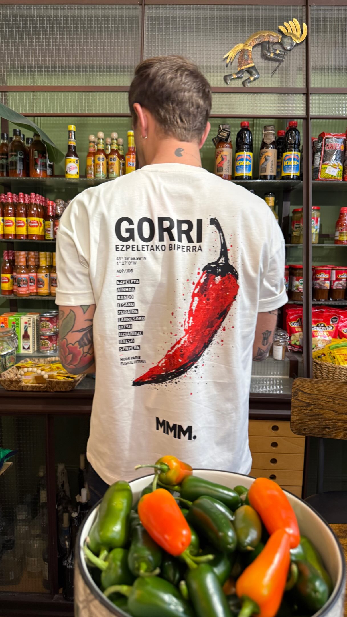 Un hommage au Pays Basque et à son emblématique piment d’Espelette AOP.
Sur ce t-shirt, les villages portant l’AOP sont inscrits en basque, comme une signature discrète de ce territoire unique.
Une pièce pensée entre tradition, caractère et minimalisme.
• Coton biologique 220g
• Coupe premium
• Édition limitée
• Imaginé par Merci Madame Monsieur®
Le rouge n’est pas une couleur ici.
C’est une identité. ❤️🔥
🌶️ GORRI « rouge » en basque.
#MerciMadameMonsieur #Gorri #PimentDespelette #PaysBasque #Espelette
