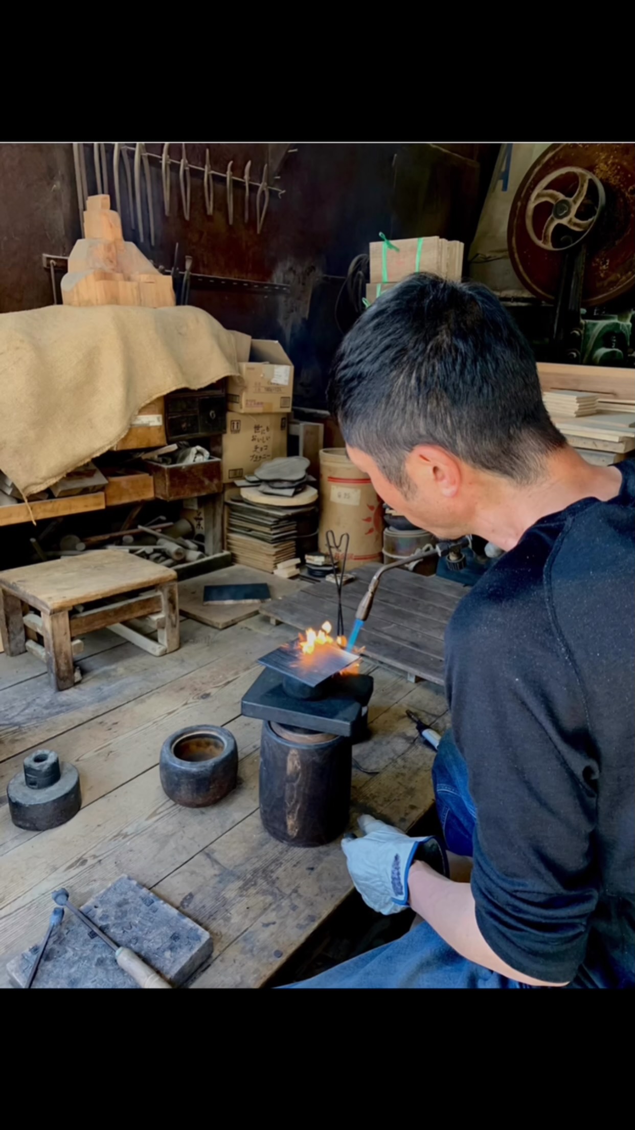 Discover the timeless elegance of Kanazawa’s craftsmanship.
We invite you to step into the world of "Kanazawa Kiri Kogei" (paulownia woodcraft) at Iwamoto Kiyoshi Shoten, a historic studio preserving multi-generational artisan techniques.
Walk through the private workshop where the air is scented with wood, and witness the delicate interplay of severe winter lumber, master turning, and Kaga Makie lacquer traditions.
Following the exclusive studio tour, immerse yourself in a private workshop to craft your very own original tray. Feel the signature weightlessness, warmth, and beautifully scorched grain of the paulownia wood beneath your fingertips.
Your completed piece will be meticulously finished with a professional coating by the master artisan and delivered directly to your accommodation by the next morning's checkout.
This is not merely a craft experience, but an exclusive hour to touch the soul of Japanese lifestyle wisdom, sustainable philosophy, and high aesthetic refinement.
―
【Studio Tour & Craft Workshop】
* Price: 29,000 JPY / for 2 guests
* Time: 13:00 – 14:00 (1 hour)
* Language: English guide included (French, Spanish, German, and Chinese available upon request with an additional fee)
* Meeting Point: Iwamoto Kiyoshi Shoten
* Included: Private guided tour, material fees, and your completed original tray (hotel delivery included)
Elevate your journey in Kanazawa with a private cultural experience. For reservations and details, please visit the link in our bio or contact us via DM.
【新しい体験のご案内】
金沢の美しい伝統工芸を深く体感する特別なプライベートツアーが新しく誕生しました。
創業以来の伝統を受け継ぐ老舗「岩本清商店」の工房を訪ねる特別な見学ツアーと、世界にひとつだけのオリジナルトレイを作って頂ける贅沢なワークショップがセットになった特別な1時間です。
仕上がった作品は職人が丁寧に仕上げを行い、翌日中にご宿泊先へと丁寧にお届けいたします。金沢の知恵と美意識に触れる上質なひとときを、ぜひ特別な旅の思い出にご体験ください。
詳細やご予約はプロフィールのリンク、またはDMよりお気軽にお問い合わせください。
#岩本清商店 #kanazawacraft #japanesecrafts #visitkanazawa #japantravel