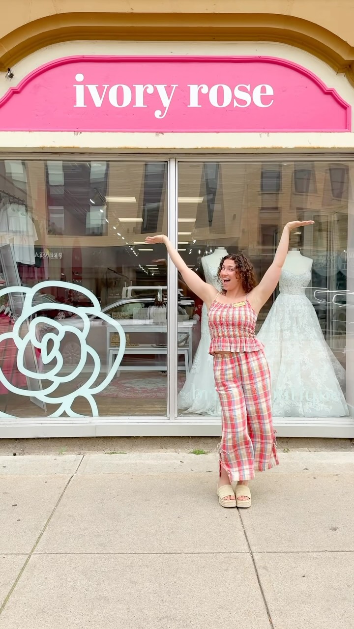 We are more than happy to give you the house tour at our grand opening party NEXT WEEK! July 23rd, 5-7 pm!! 💖💖
#ivoryrosebride #heckyes #2027bride #wisconsinbride #weddingdressshopping