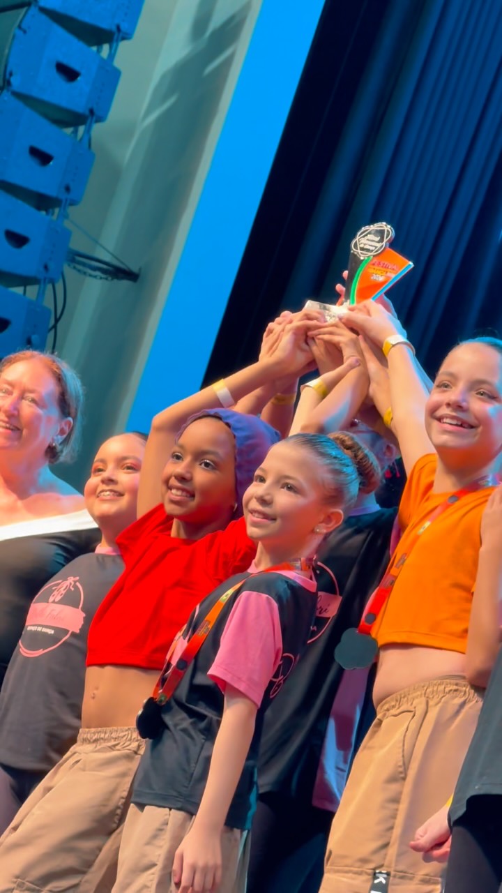 Cada aplauso, cada medalha e cada sorriso representam muito mais do que um resultado: celebram meses de dedicação, coragem e amor pela dança.
Parabéns a todos os bailarinos que fizeram da nossa 1ª sessão um espetáculo inesquecível. Que essa conquista seja apenas o começo de muitos outros palcos e sonhos realizados. ✨🏅