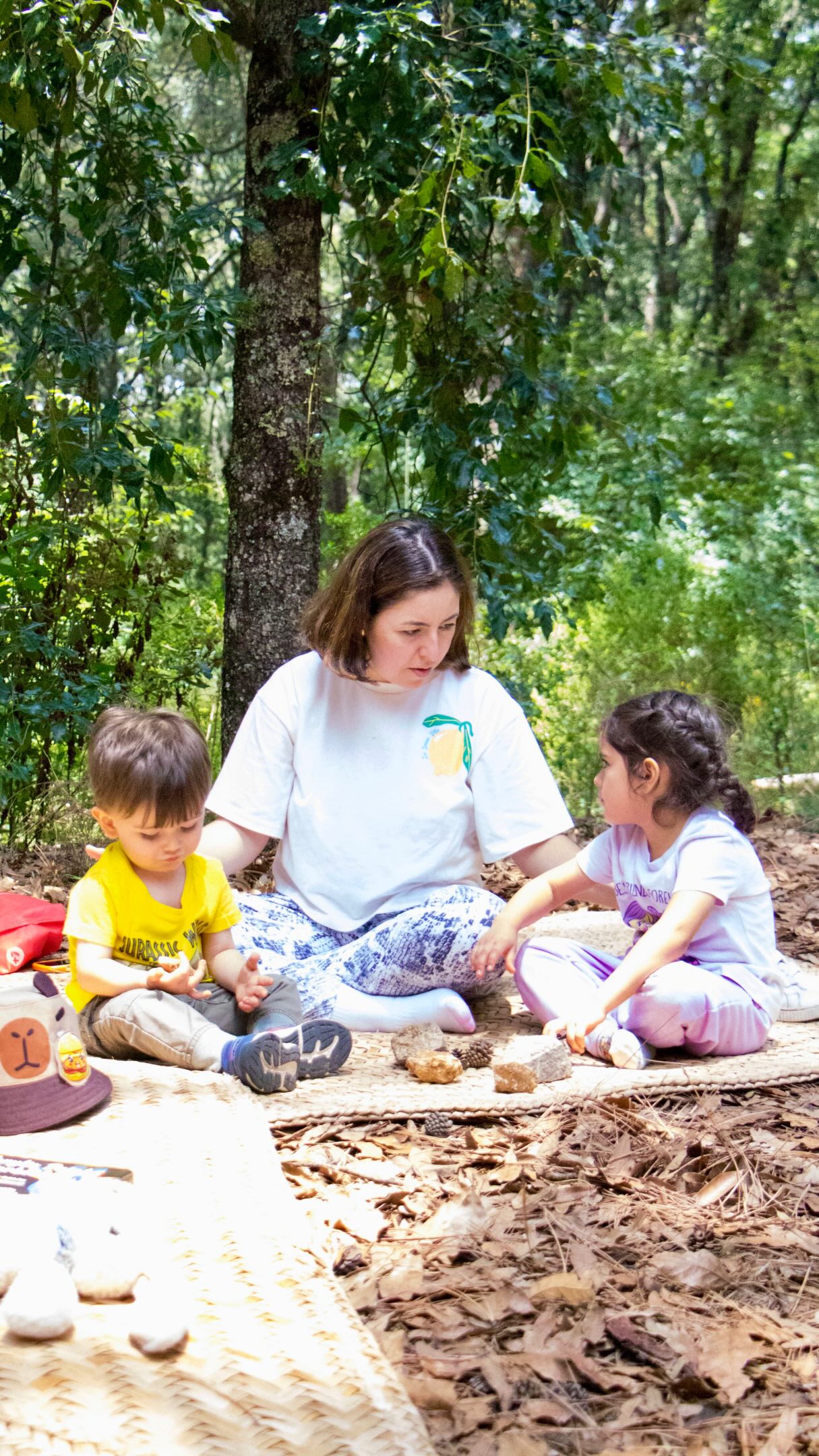 🍴El Mindfulness al comer es una práctica sencilla que ayuda a niñas y niños a conectar con el momento presente a través de sus sentidos 👃🏻👅👁️
✳️ Al observar, tocar, oler, escuchar y saborear un alimento con curiosidad, no solo desarrollan una relación más consciente con la comida, también fortalecen habilidades como la atención, la calma, la autorregulación y la gratitud.
✨ Si te gustaría tener la oración de la comida para imprimir y practicarla en familia, escribe “oración” en los comentarios y con gusto te la compartiré.
.
.
#Mindfulness #Niños #DanniCaly