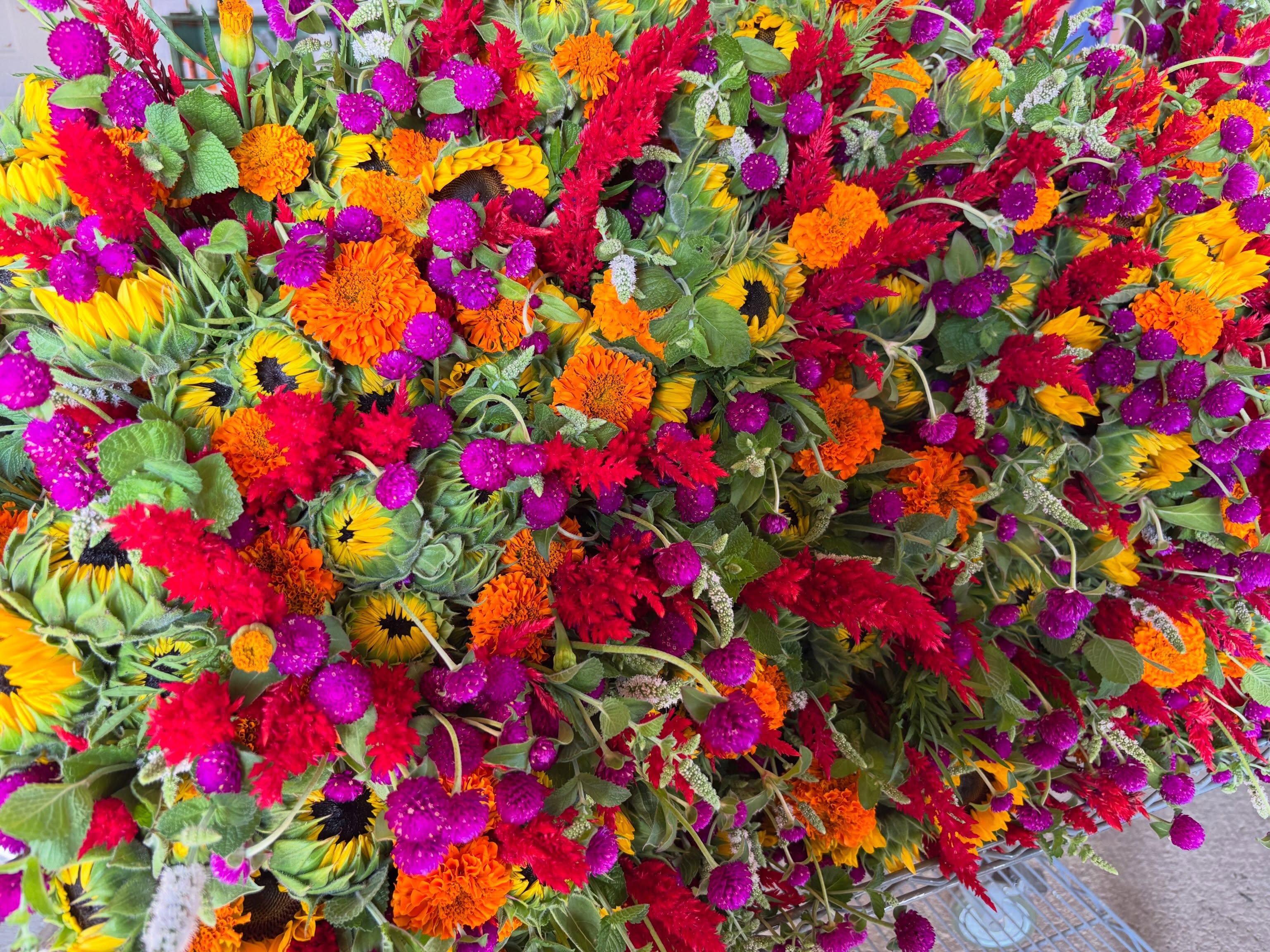 Oh hey! Do you ever feel like you’ve lost your groove? And when it’s back, there’s no better feeling. Classic Roots is back and yesterday’s bouquets felt like old friends in our hands as we made all 630 of them. Repeat today.
These are headed bright and early to @wegmans Lehigh Valley plus special delivery to Wilkes Barre and Scranton stores. And Mechanicsburg too!