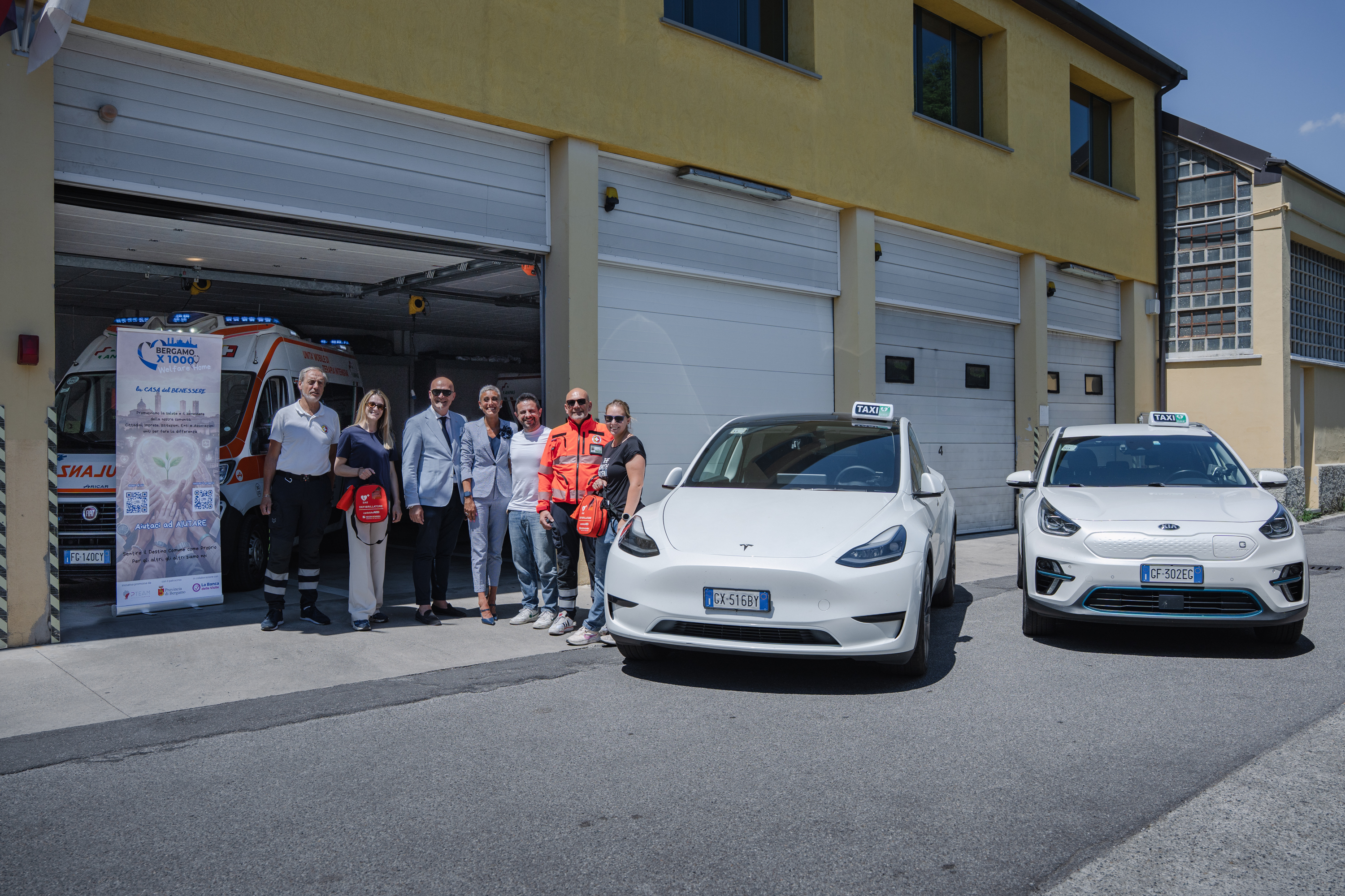 🚑 Dieci taxi dotati di DAE sulle strade di Bergamo
Croce Bianca Città di Bergamo ha formato 10 tassisti bergamaschi attraverso un corso BLSD, fornendo loro le competenze necessarie per riconoscere un arresto cardiaco e intervenire tempestivamente con le corrette manovre di rianimazione.
Contestualmente, anche grazie alla donazione di due nuovi defibrillatori automatici esterni da parte dell’associazione BergamoX1000, @taxibergamoofficial completa la dotazione di 10 taxi equipaggiati con DAE e pronti a operare sul territorio.
Un progetto concreto che aumenta la presenza di dispositivi salvavita in città e amplia il numero di persone formate a intervenire durante i primi minuti di un’emergenza cardiaca.
Un passo importante per rendere Bergamo sempre più cardioprotetta.
#CroceBiancaBergamo #BergamoX1000 #BLSD #DAE #Bergamo #Formazione