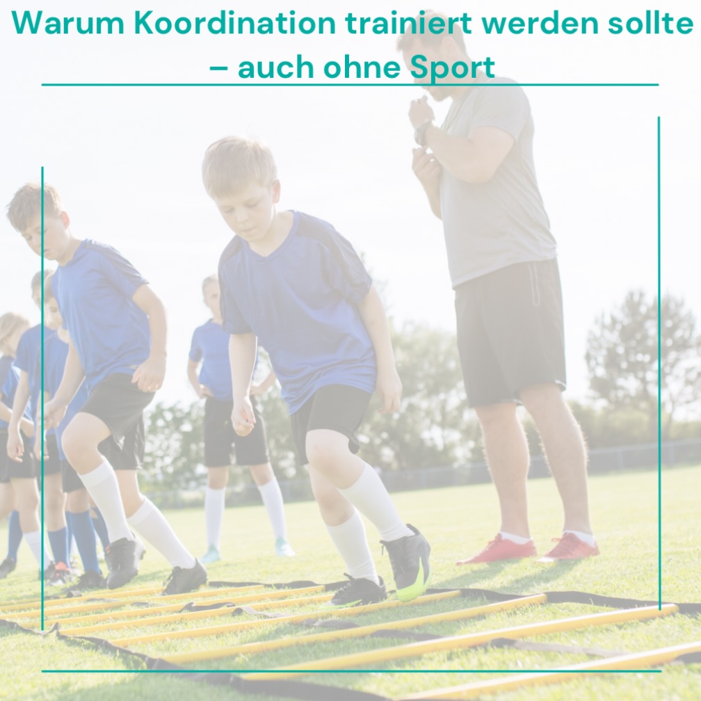 Koordination bedeutet, dass Gehirn, Nerven und Muskeln optimal zusammenarbeiten.
Mit zunehmendem Alter, nach Verletzungen oder längeren Bewegungspausen kann diese Zusammenarbeit nachlassen. Das zeigt sich oft durch Unsicherheit beim Gehen, Stolpern oder Schwierigkeiten bei schnellen Richtungswechseln.
Koordinationstraining verbessert:
* 🧠 die Kommunikation zwischen Gehirn und Muskulatur
* ⚖️ Gleichgewicht und Stabilität
* 🚶 sichere Bewegungen im Alltag
* 🛡️ das Verletzungs- und Sturzrisiko
Schon einfache Übungen wie Einbeinstand, Tandemgang oder kleine Balanceübungen können die Koordination deutlich verbessern.
➡️ Fazit:
Nicht nur Kraft macht beweglich und sicher – erst das Zusammenspiel von Gehirn und Muskulatur sorgt für kontrollierte Bewegungen.