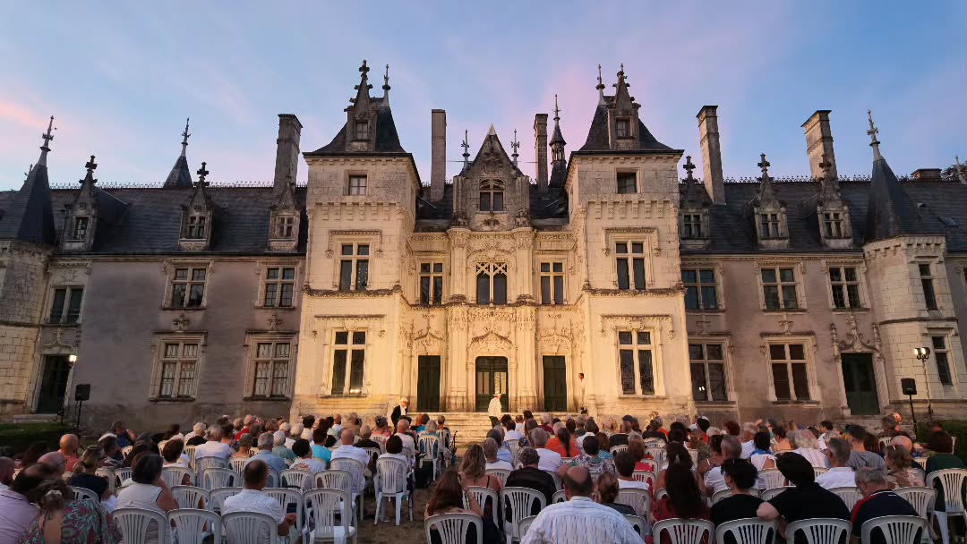 Retour en images sur une soirée que nous n’oublierons pas.
Le 7 juillet, le parc du château a accueilli la toute première édition du Théâtre sous les étoiles : une soirée d’été, des rires, une pièce en plein air, des lumières dans les arbres et cette atmosphère si particulière que seuls les beaux soirs savent offrir.
Merci encore à toutes les personnes présentes pour cette première édition au Château de La Villaumaire.
Prochain rendez-vous : le Pique-Nique en Blanc, samedi 8 août, uniquement sur réservation.
#chateaudelavillaumaire #theatresouslesetoiles #vieauchateau #touraine #valdeloire