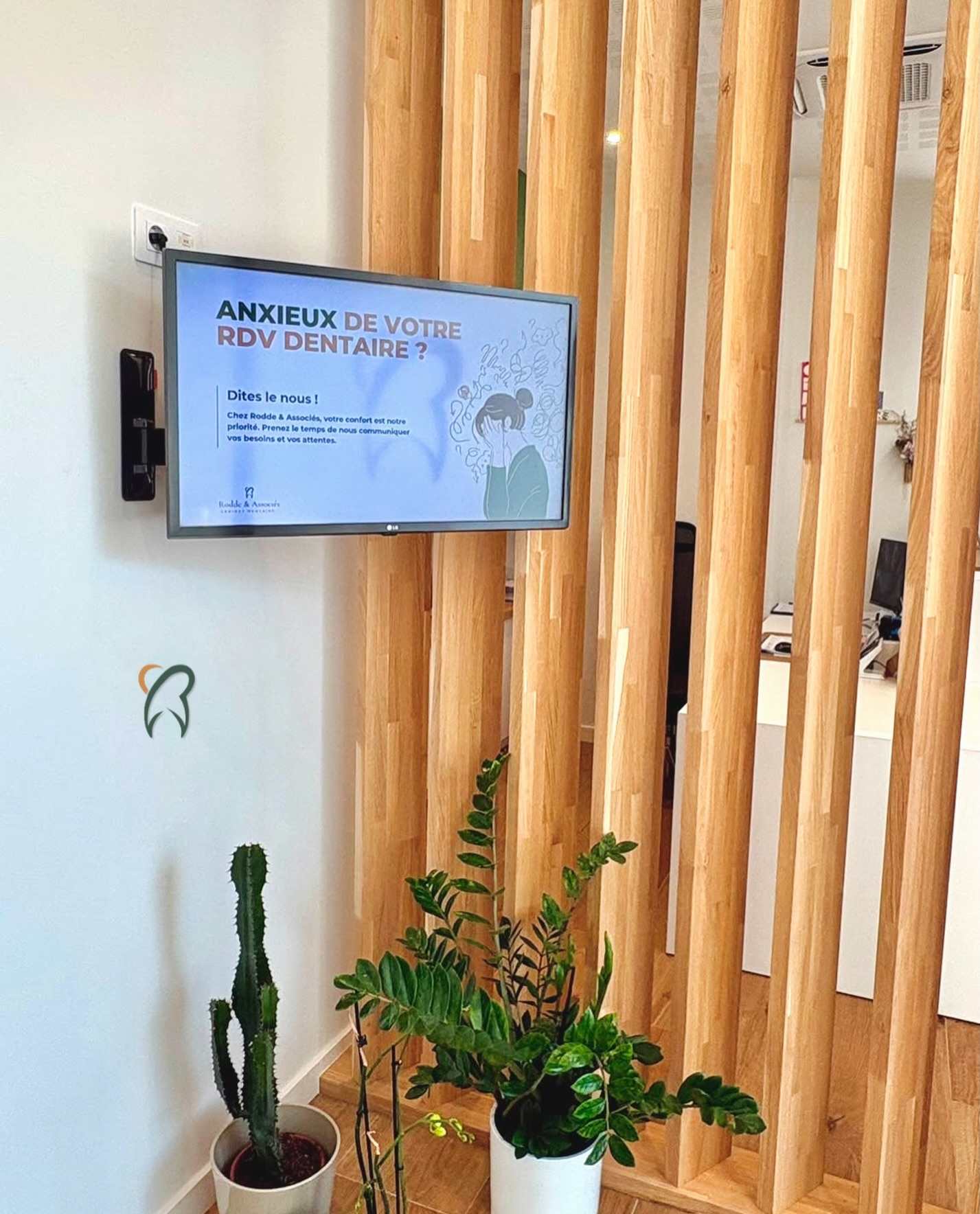 Bonne nouvelle ! Nous avons installé un nouvel écran dans notre salle d’attente afin de vous proposer des contenus utiles et informatifs.
Vous y découvrirez qui nous sommes mais surtout des conseils pratiques pour prendre soin de votre santé bucco-dentaire au quotidien. 🦷
Non seulement, ça vous permettra de tuer l’ennui mais surtout parce que nous croyons que l’information et la transparence renforcent la confiance. Et c’est votre santé bucco-dentaire qui nous importe.
Des attentes ? Des questions ? Des préoccupations ? Sentez-vous libre de nous en parler lors de votre rendez-vous. Nous sommes là pour vous guider.
À bientôt au Cabinet Rodde & Associés
#DentisteLuxembourg #SantéBuccodentaire #CabinetSchifflange #ConfidenceEtTransparence #BienVousAccueillir