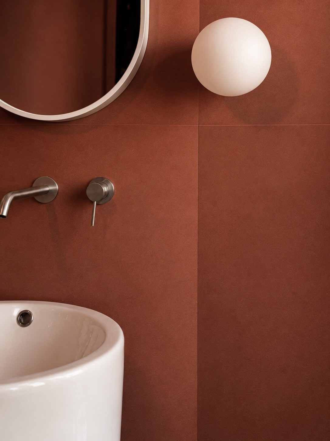 Casa F44 – bagno en suite ✨
Oggi vi raccontiamo questo piccolo bagno en suite, nato dalla trasformazione di uno spazio lungo e stretto che, nella configurazione originale, non permetteva di sfruttarne appieno il potenziale.
Insieme alla committenza abbiamo scelto di suddividere il bagno nel senso della lunghezza, ricavando un ambiente privato a servizio della camera matrimoniale. Per migliorarne ulteriormente la funzionalità, abbiamo ampliato leggermente il nuovo bagno verso la camera, aumentando la superficie disponibile e rendendo più confortevole anche il secondo bagno, quello cieco con accesso dal disimpegno.
In questa ristrutturazione gli interventi sono stati puntuali ma strategici: l’obiettivo era ottimizzare gli spazi dedicati ai bagni, incrementandone la funzionalità senza compromettere la vivibilità della camera da letto e mantenendo le corrette superfici di passaggio.
Dal punto di vista materico abbiamo scelto una palette di toni chiari per amplificare la percezione dello spazio, riservando invece il colore all’interno del bagno. Aprendo la porta della camera si scopre così una piccola “scatola” colorata: uno spazio raccolto e ricco di personalità, che trasforma un ambiente di servizio in un vero elemento caratterizzante della casa.
•
•
•
#architecture #interiordesign #bathroom