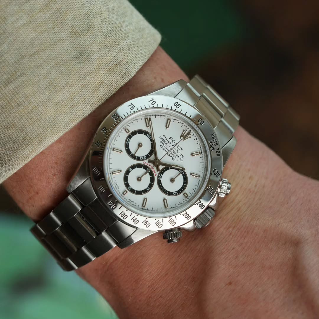 Rolex Daytona Zenith ref. 16520
⌚️ Year: 1995
⌚️ Diameter: 40mm
⌚️ Box & Rolex service papers
⌚️ Zenith based movement
⌚️ Great condition
#Rolex #daytona #watch #zenith