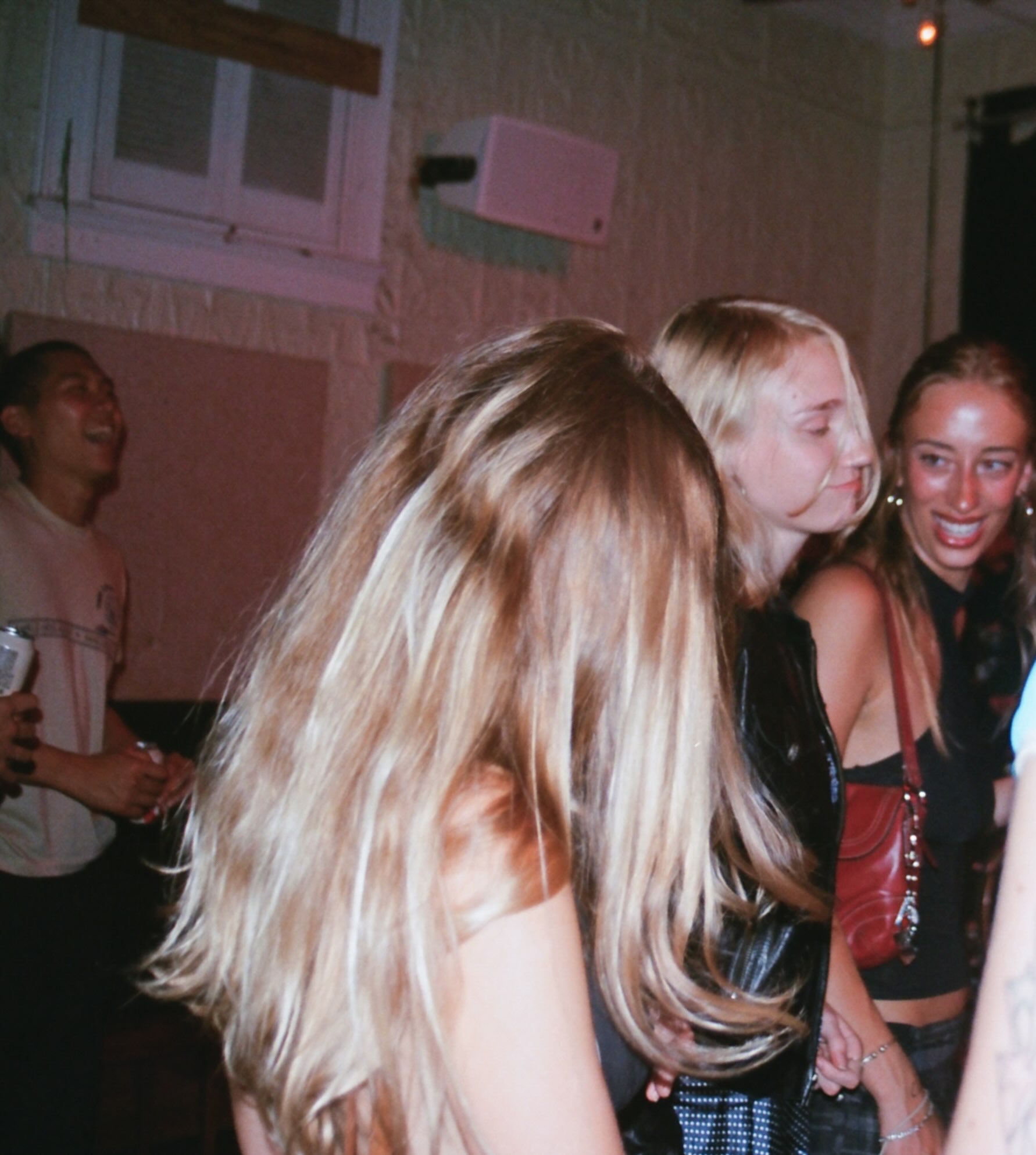 🌞
Every WEDNESDAY 9pm FREE Karaoke (@miss.nora.knox)
7.16 Evangeline Young | Hannah Lee Thompson & the Bleacher Creatures | Sophia Bondhi (@evangelinegraceyoung @hltandthebleachercreatures @artsynouveau)
7.17 Paris archives | Main Era | Wince | Iquan (@ @justmainera @wincebandnyc @iquan.inc)
7.18 Zoë Casdin | Choo Choo | Teachers Lounge (@zoecasdin @choochooband @teachersloungeband)
📸: @katrina.a.stewart