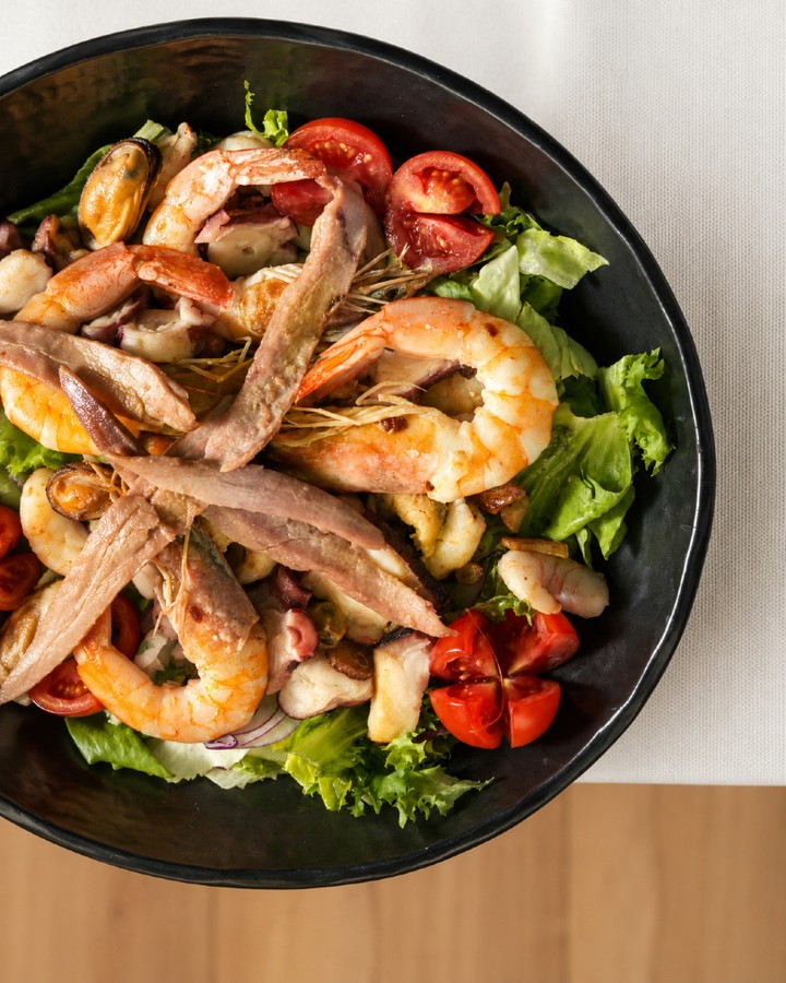 ¿Qué me dices de esta ensalada marinera!? Lleva en la casa más de 20 años! A la receta nos referimos, los ingredientes son frescos y traídos de los mejores puertos de España a Salamar!
Si te gustan los sitios con tradición y restaurantes de toda la vida... es con nosotros que volverás a saborear la vida!
🥘RESTAURANTE SALAMAR🦀 Especializados en Arroces, pescados y mariscos. Calle de Cartagena, 103