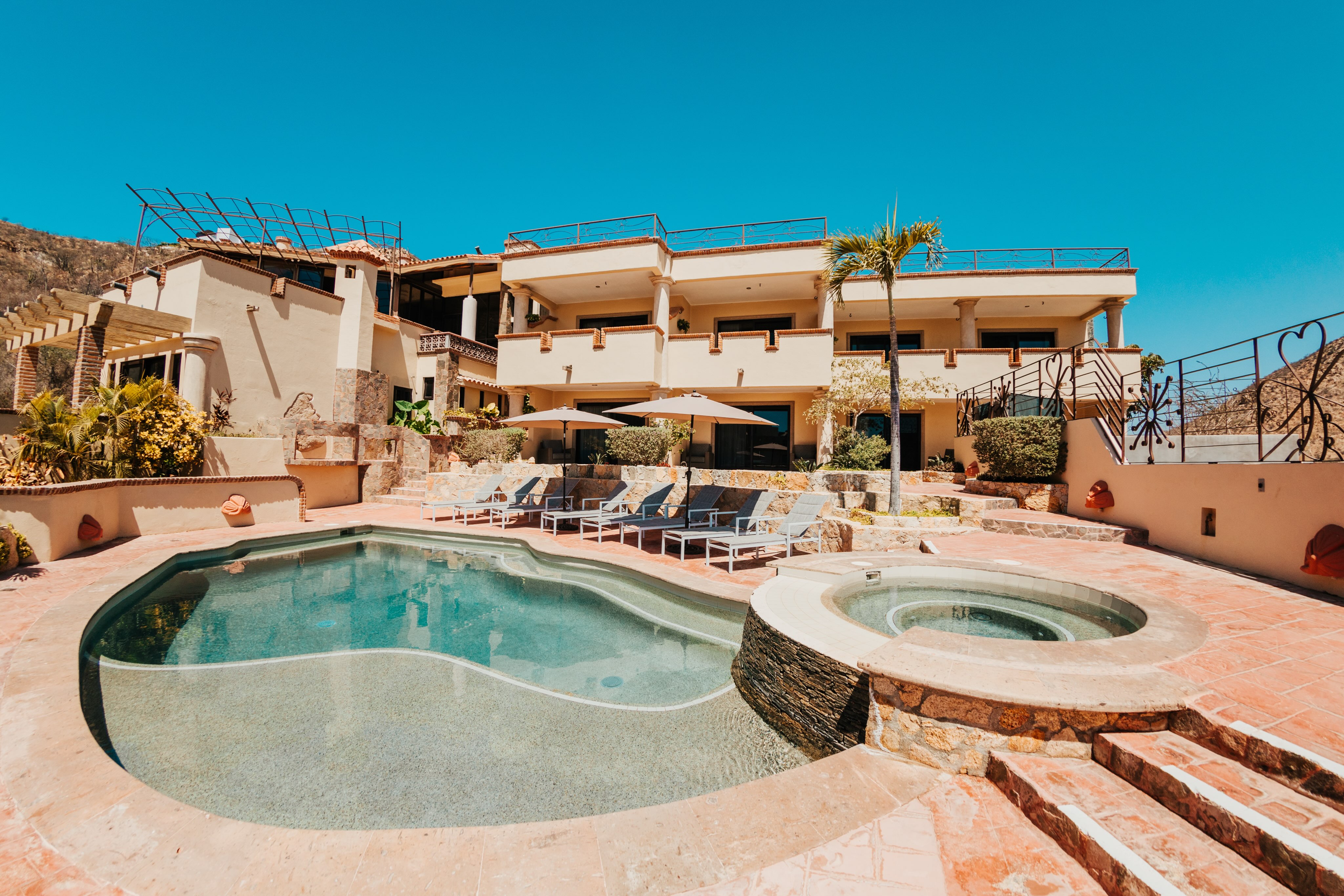 Need a place to relax and refresh this summer? Enjoy a day by the pool ☀️ contact us directly for best rates!