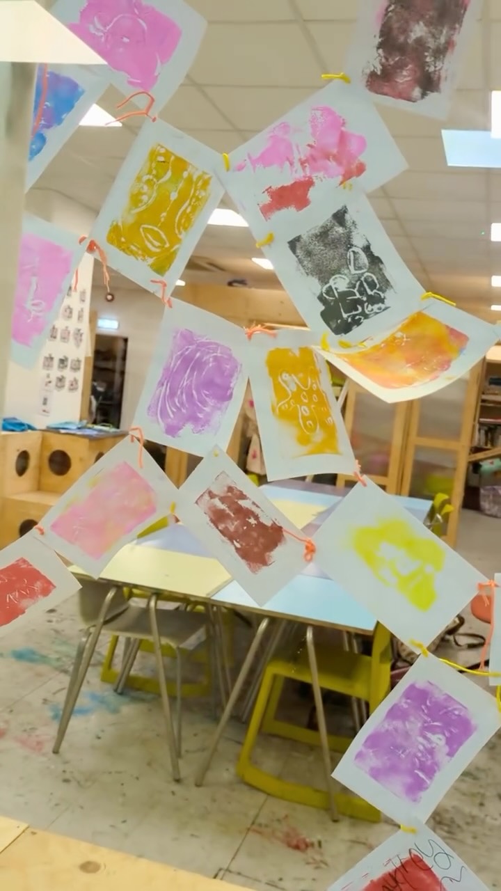 Repost from @thejellyreading - See our latest window exhibition, beautiful small prints made by participants at Open for Art small print exchange workshop. Workshop facilitated and exhibition curated by artist @areejabdi🎨
Open for viewing any time Broad Street Mall is open.
📍Jelly studios, 1st floor, @broad_street_mall
💸Free
📅 Only until 10 August