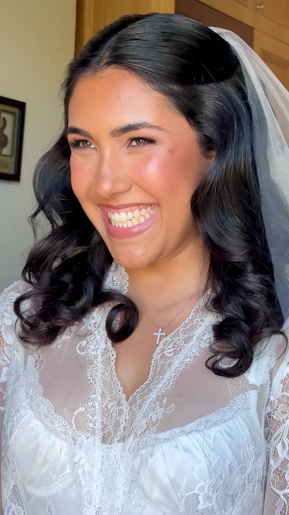 Does she not have one of the most beautiful smiles you have ever seen!?!
Most of my brides come to me because they see that I am able to make my brides look like themselves in a special and elevated way. My bride from New York trusted me with no trial. It’s not just your everyday makeup on your wedding day, to look natural takes experience,techniques and the proper professional products and layering to make it look like it’s not something so heavy, cakey or completely foreign on your face. There is a fine line of knowing when to stop and how much of each feature to enhance. This is my favorite type of makeup to do. If you are a bride to be, definitely look for artists that consistently create and have a signature style that resonates with you.
.
#makeupartistgreece#bridalmakeupcrete#naturalbridalmakeup