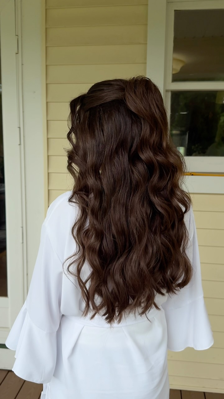 Wedding mornings should be fun! All the hard work and planning is done and now it’s time to sip a mimosa, blast your playlist, and giggle surrounded by all your favorite people.
#bridalhairstylist #salonowner #newenglandwedding